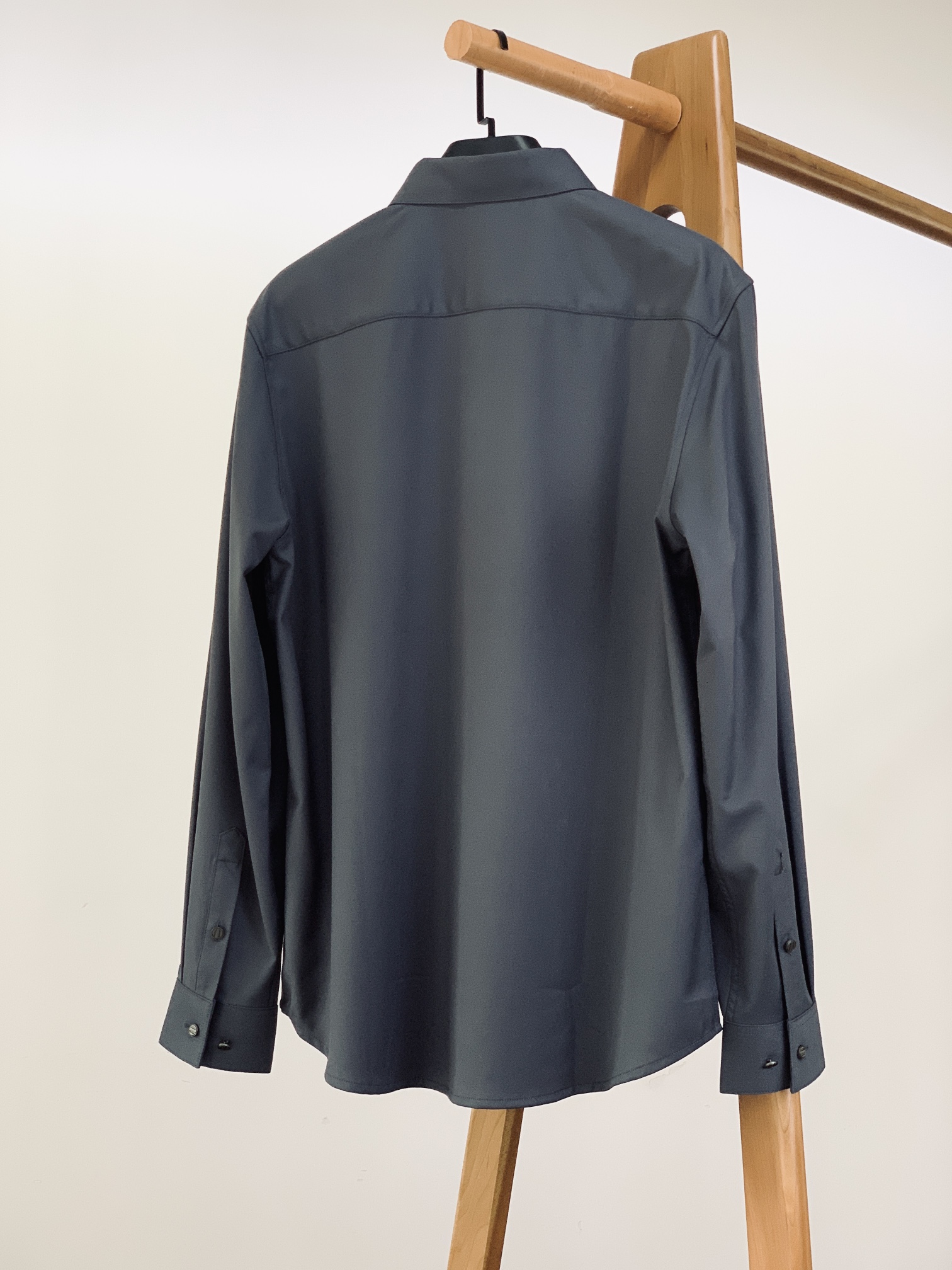 
Ermenegildo Zegna 杰尼亚 2025FW早秋新品 
休闲长袖衬衫。客供御用面料织纹 经