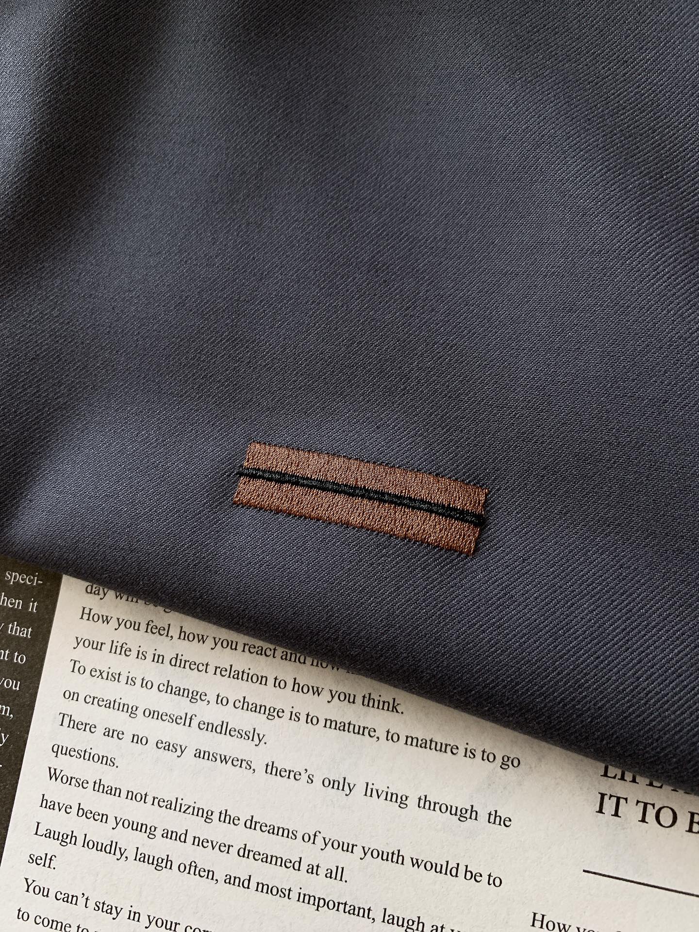 
Ermenegildo Zegna 杰尼亚 2025FW早秋新品 
休闲长袖衬衫。客供御用面料织纹 经