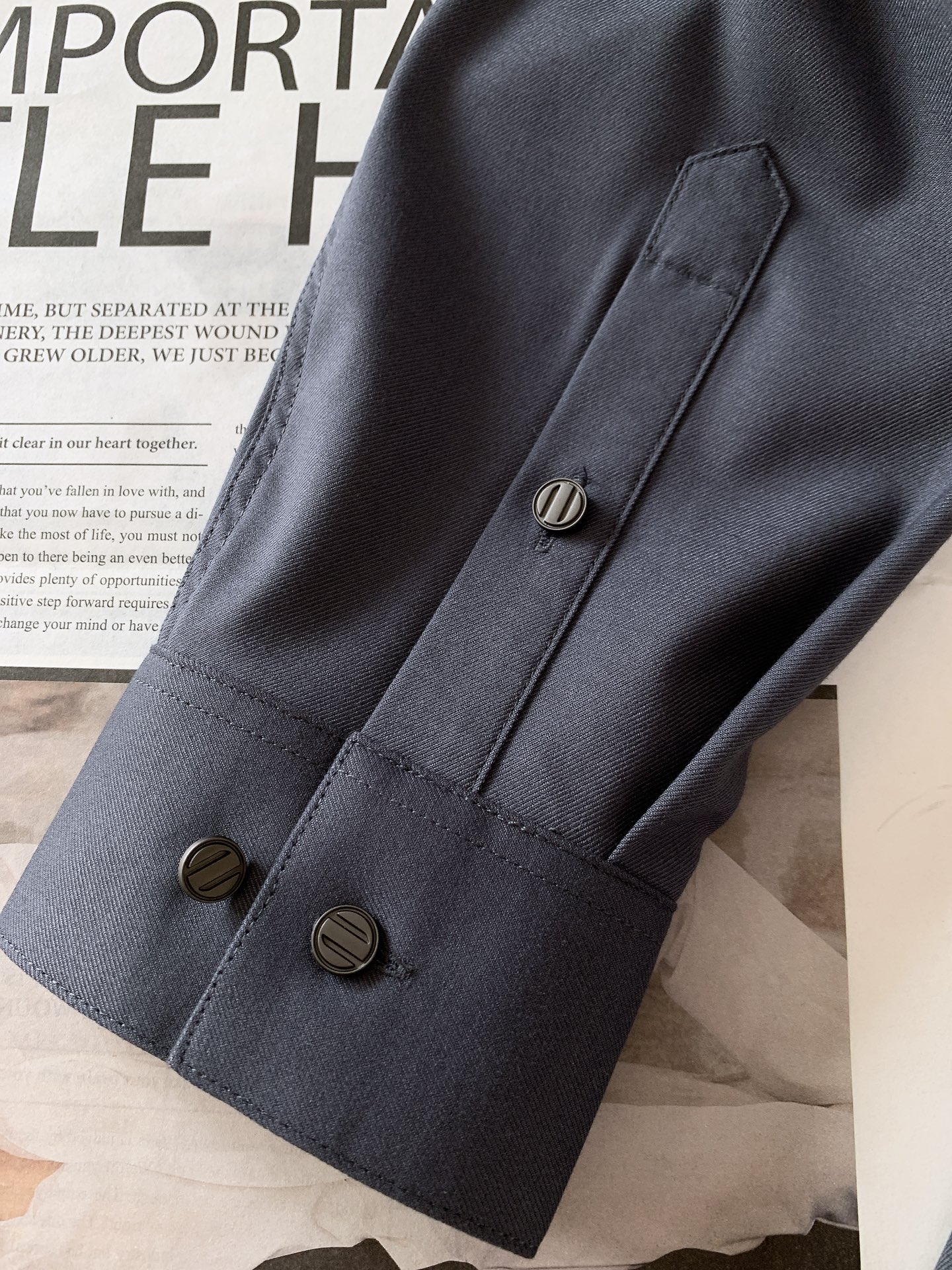 
Ermenegildo Zegna 杰尼亚 2025FW早秋新品 
休闲长袖衬衫。客供御用面料织纹 经