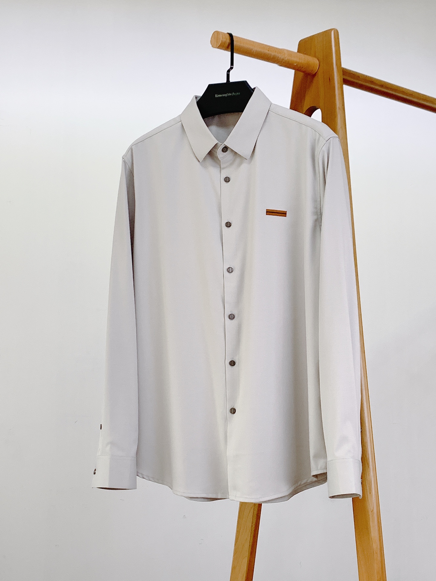 
Ermenegildo Zegna 杰尼亚 2025FW早秋新品 
休闲长袖衬衫。客供御用面料织纹 经