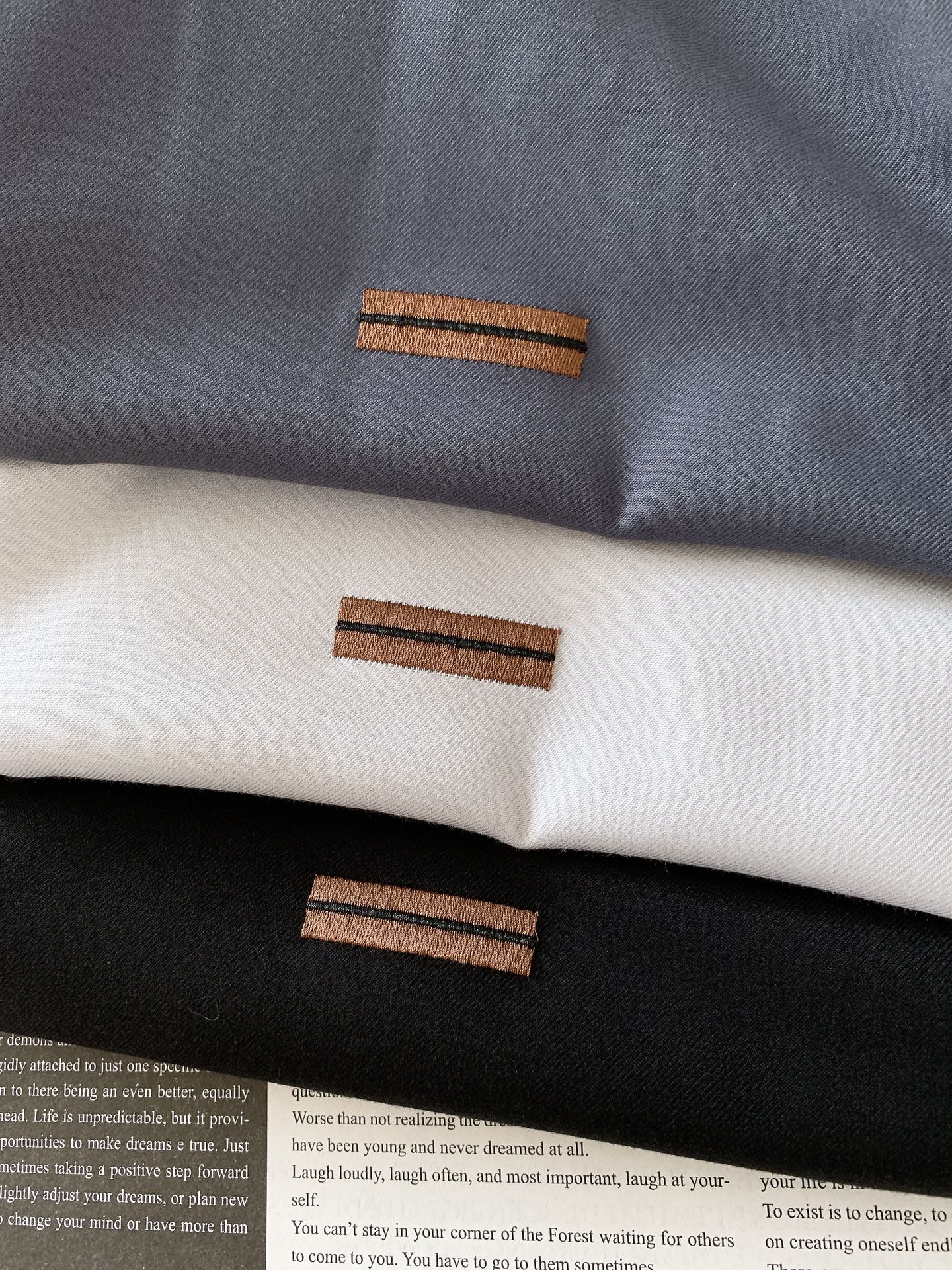 
Ermenegildo Zegna 杰尼亚 2025FW早秋新品 
休闲长袖衬衫。客供御用面料织纹 经