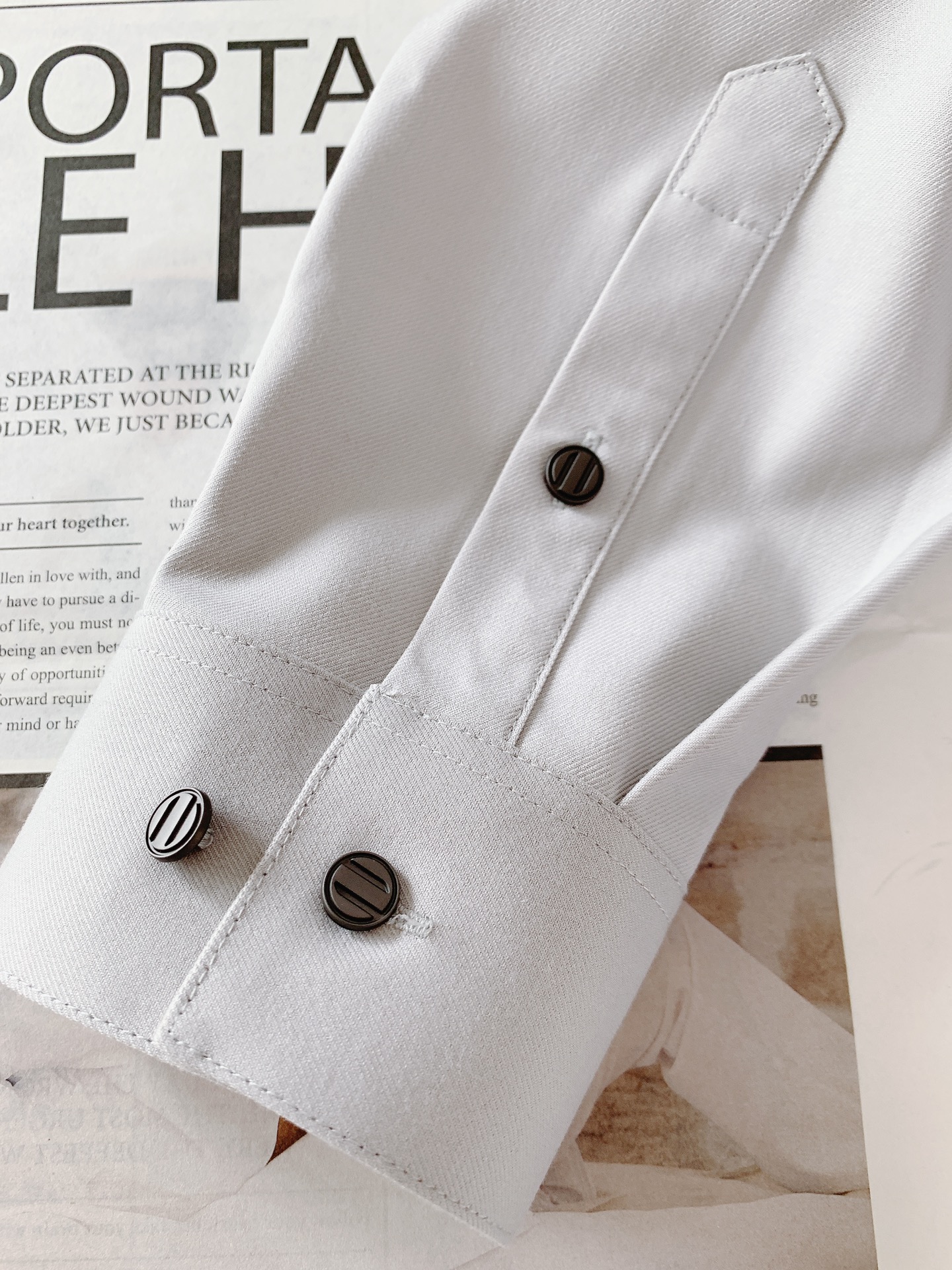 
Ermenegildo Zegna 杰尼亚 2025FW早秋新品 
休闲长袖衬衫。客供御用面料织纹 经