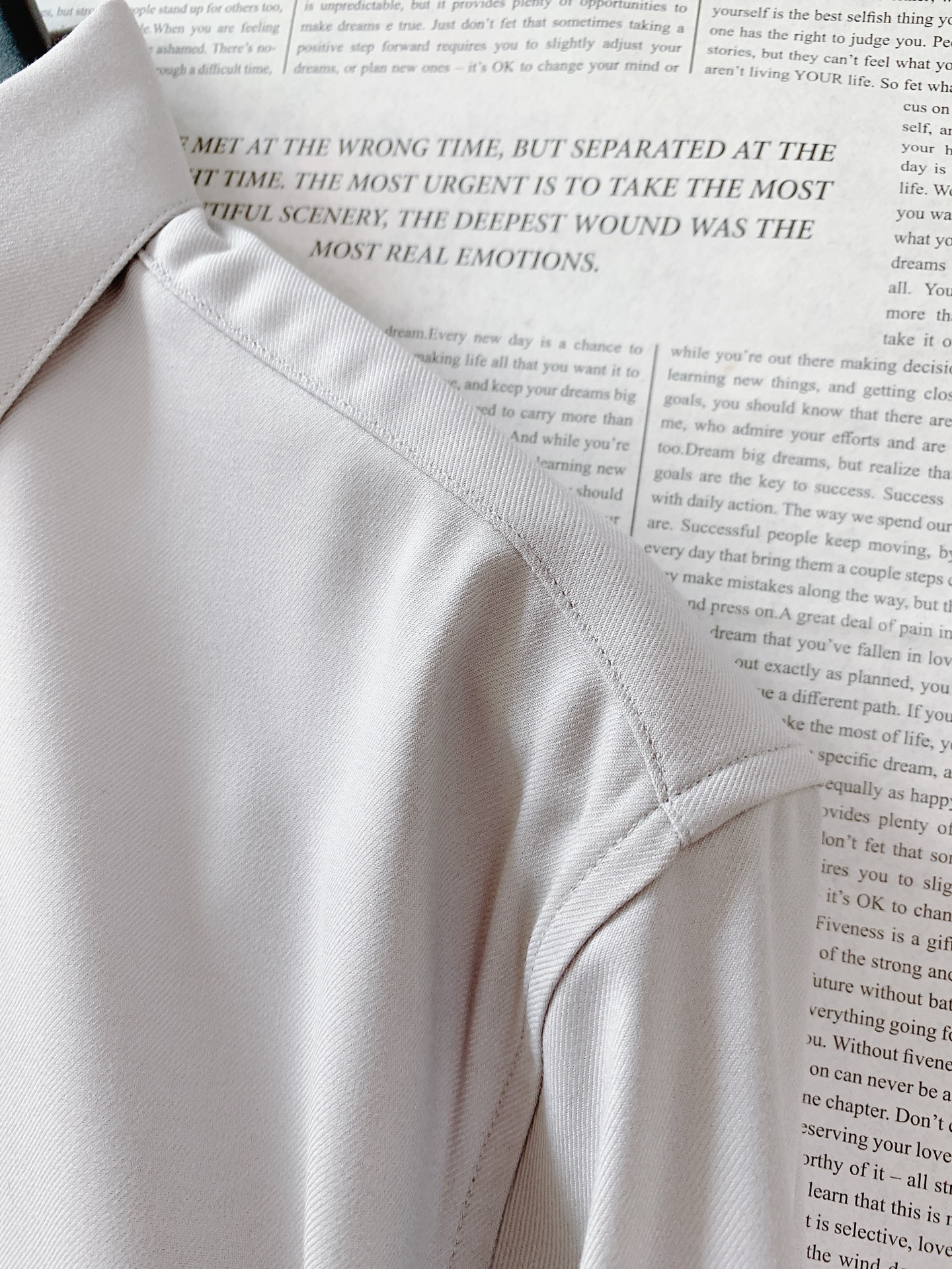 
Ermenegildo Zegna 杰尼亚 2025FW早秋新品 
休闲长袖衬衫。客供御用面料织纹 经