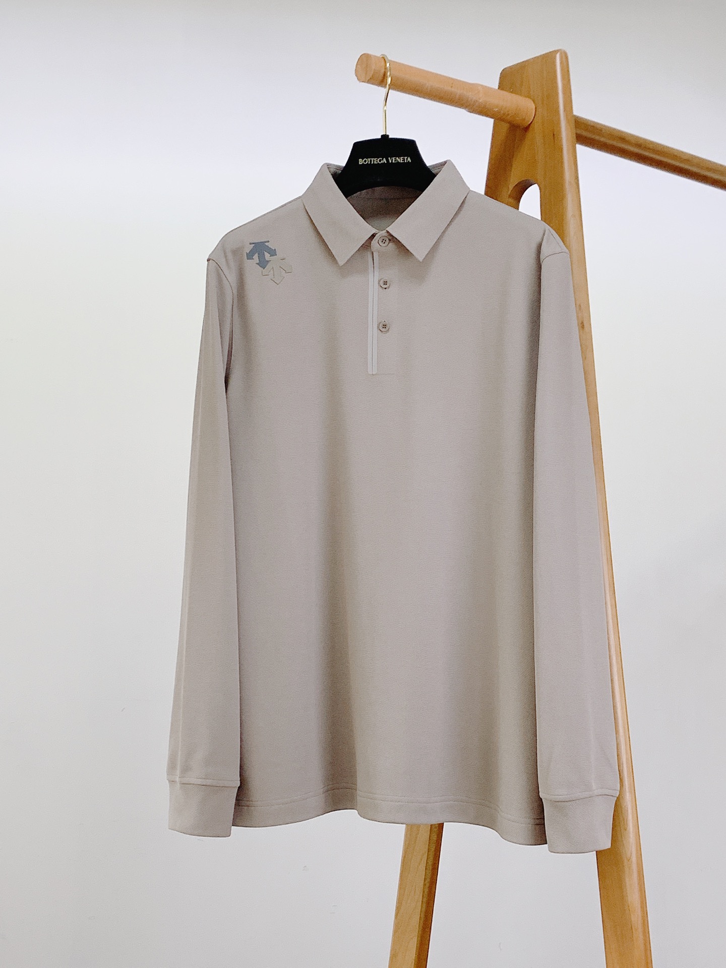 
DESCENTE 迪桑特 2025FW早秋新品 
磨毛运动衬衫型打底衫。精选多重材质混纺，聚酯纤维➕桑