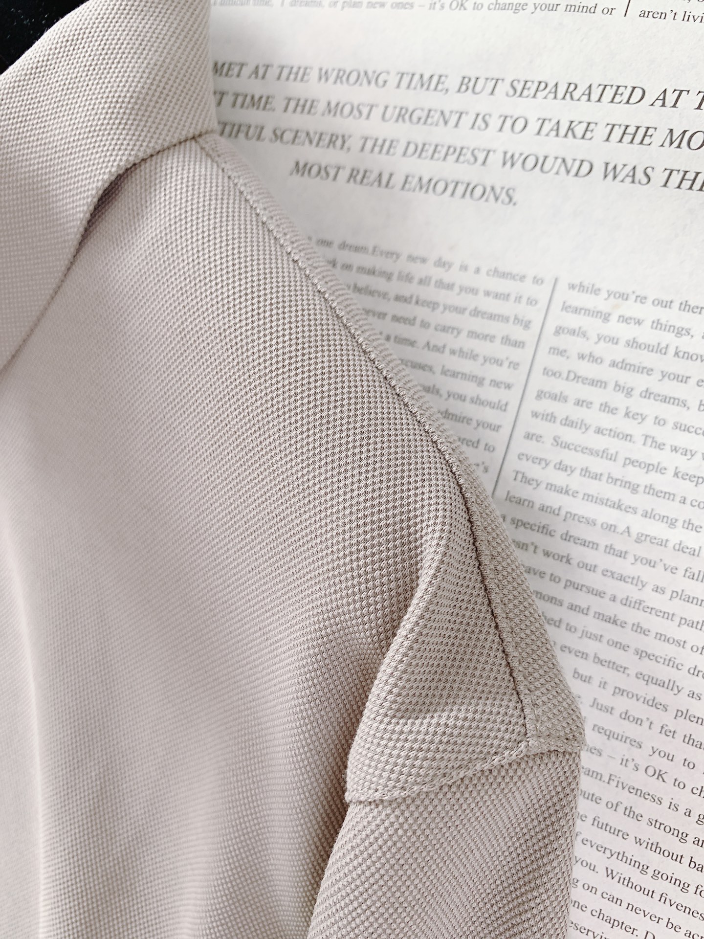 
DESCENTE 迪桑特 2025FW早秋新品 
磨毛运动衬衫型打底衫。精选多重材质混纺，聚酯纤维➕桑