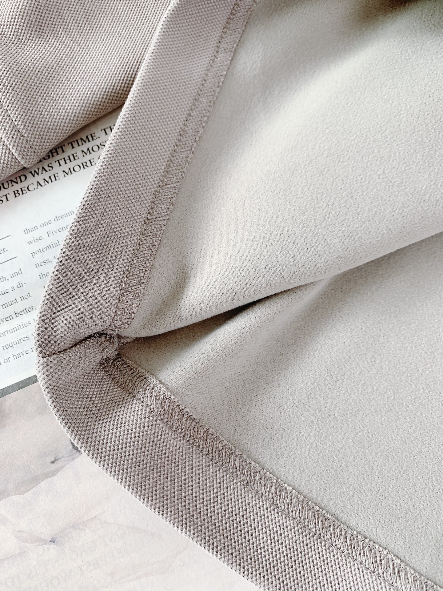 
DESCENTE 迪桑特 2025FW早秋新品 
磨毛运动衬衫型打底衫。精选多重材质混纺，聚酯纤维➕桑