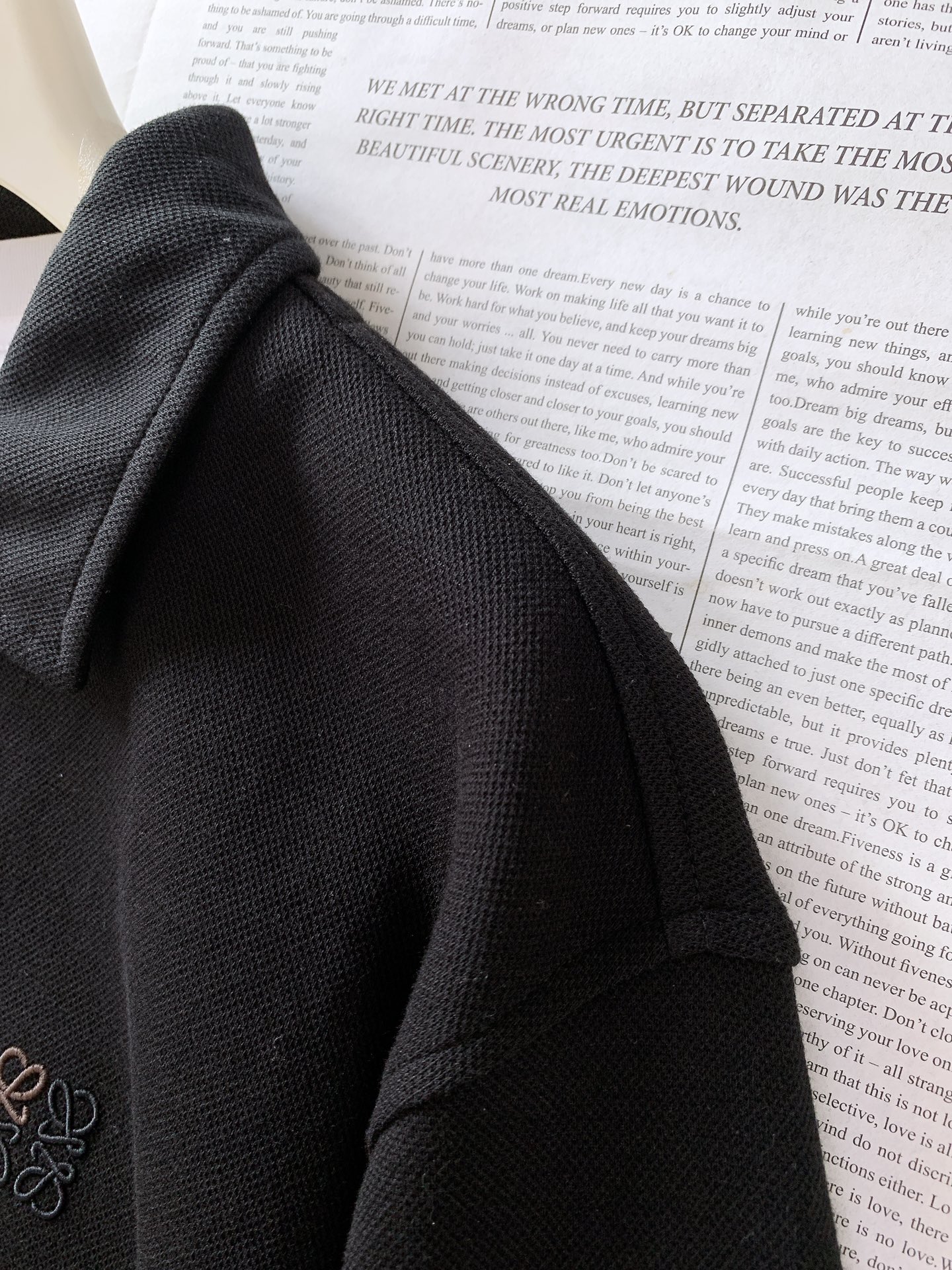 
Loewe 罗意威 2025FW早秋新品 
假两件打底衫。胸前那标志性的Anagram 刺绣标识，无疑