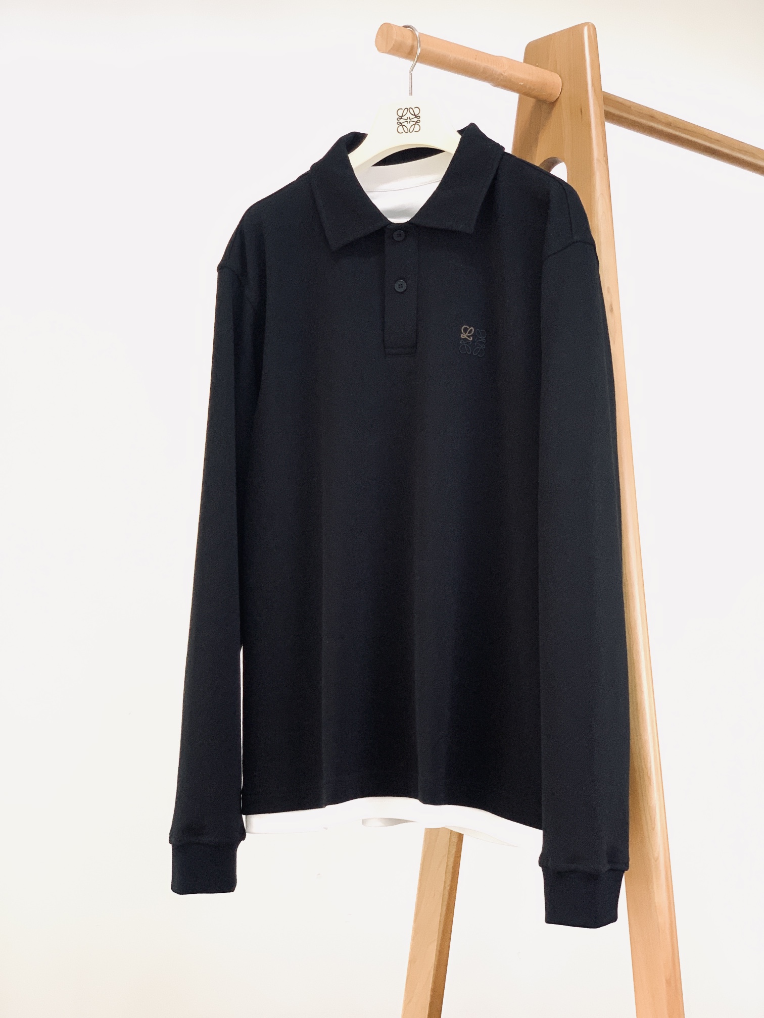 
Loewe 罗意威 2025FW早秋新品 
假两件打底衫。胸前那标志性的Anagram 刺绣标识，无疑