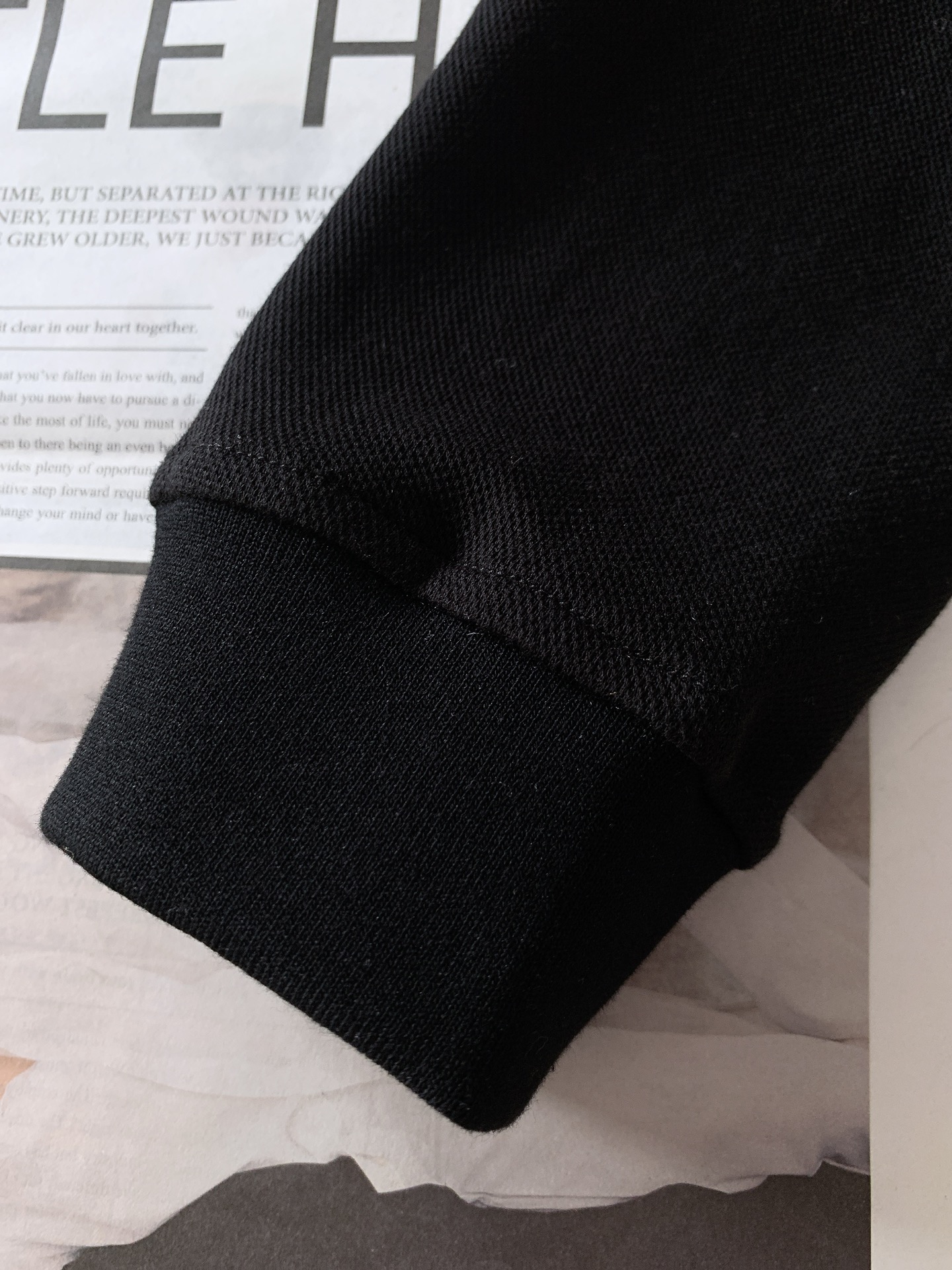 
Loewe 罗意威 2025FW早秋新品 
假两件打底衫。胸前那标志性的Anagram 刺绣标识，无疑