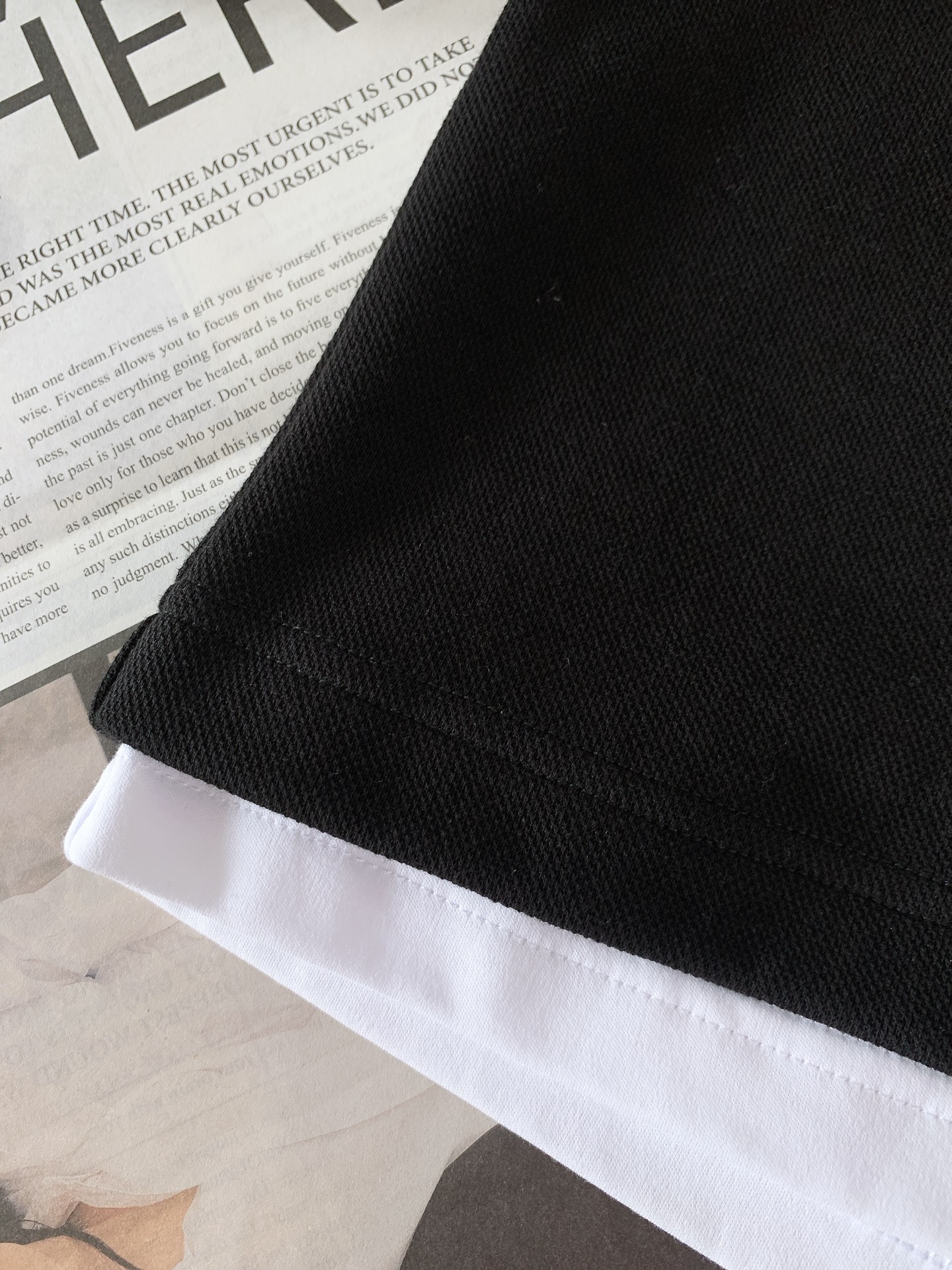 
Loewe 罗意威 2025FW早秋新品 
假两件打底衫。胸前那标志性的Anagram 刺绣标识，无疑