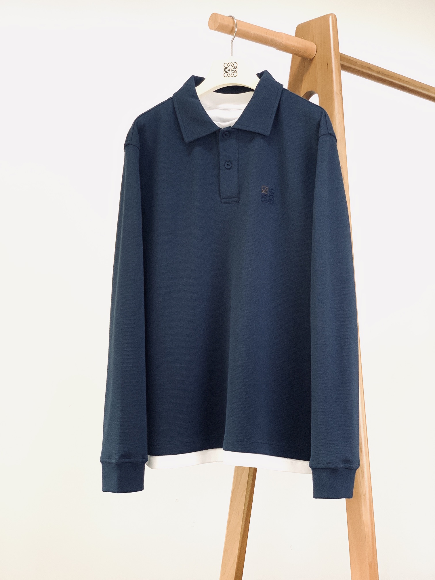 
Loewe 罗意威 2025FW早秋新品 
假两件打底衫。胸前那标志性的Anagram 刺绣标识，无疑