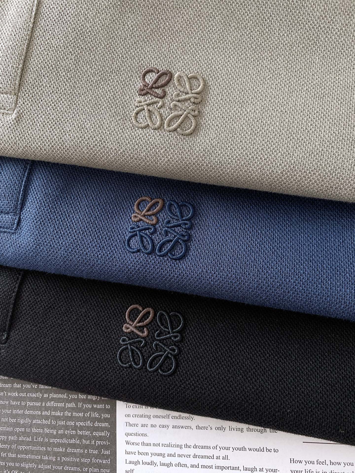 
Loewe 罗意威 2025FW早秋新品 
假两件打底衫。胸前那标志性的Anagram 刺绣标识，无疑