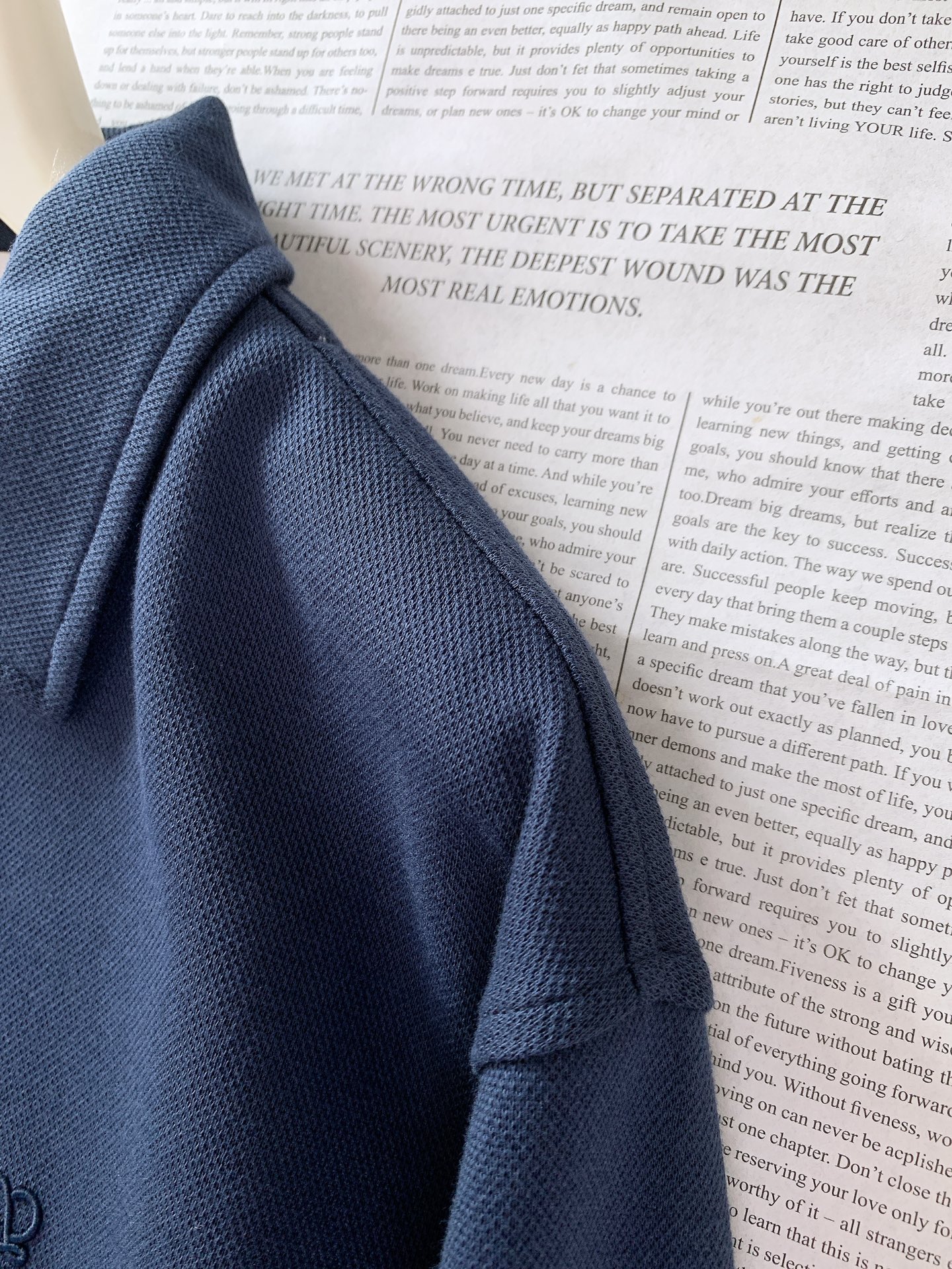 
Loewe 罗意威 2025FW早秋新品 
假两件打底衫。胸前那标志性的Anagram 刺绣标识，无疑