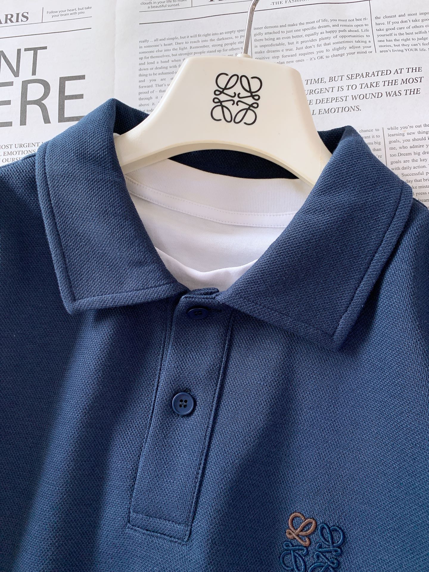 
Loewe 罗意威 2025FW早秋新品 
假两件打底衫。胸前那标志性的Anagram 刺绣标识，无疑