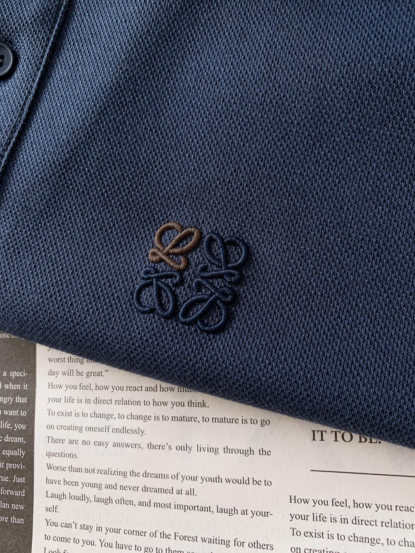 
Loewe 罗意威 2025FW早秋新品 
假两件打底衫。胸前那标志性的Anagram 刺绣标识，无疑