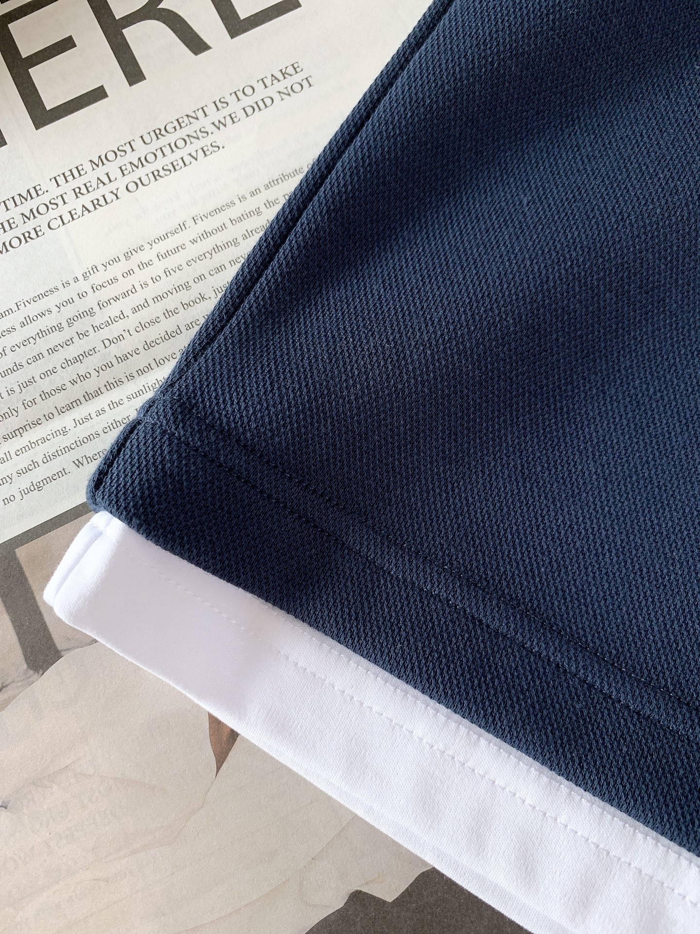 
Loewe 罗意威 2025FW早秋新品 
假两件打底衫。胸前那标志性的Anagram 刺绣标识，无疑