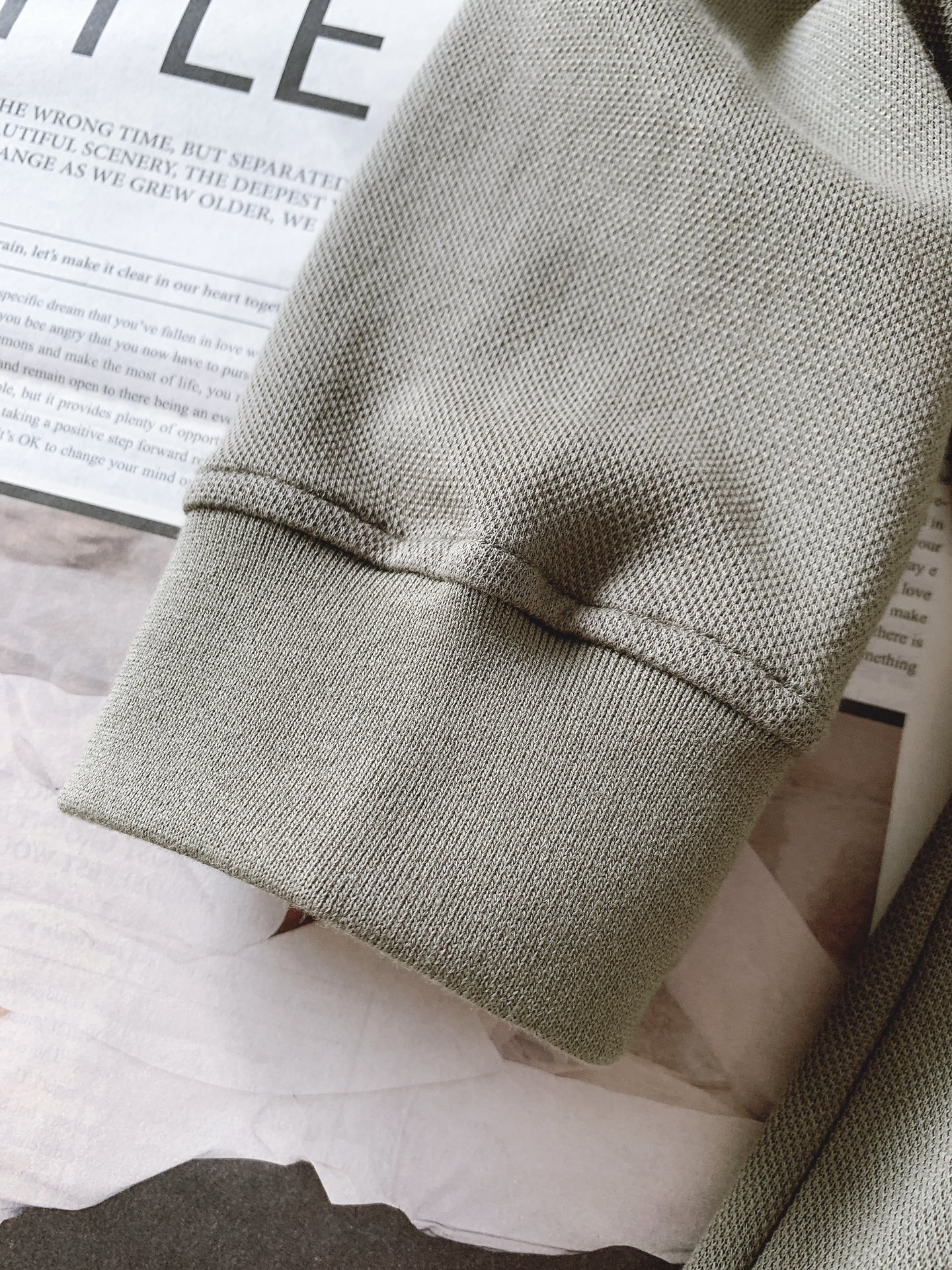 
Loewe 罗意威 2025FW早秋新品 
假两件打底衫。胸前那标志性的Anagram 刺绣标识，无疑