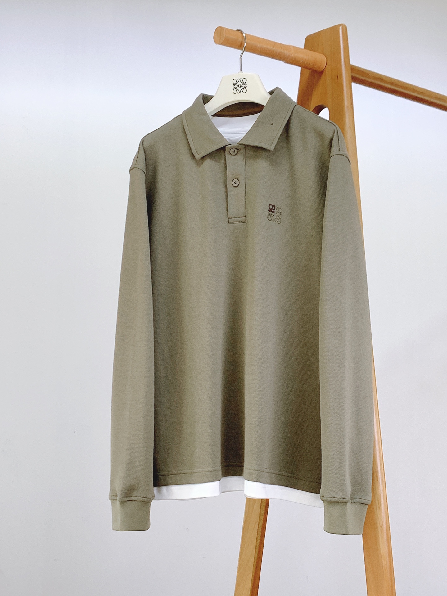 
Loewe 罗意威 2025FW早秋新品 
假两件打底衫。胸前那标志性的Anagram 刺绣标识，无疑