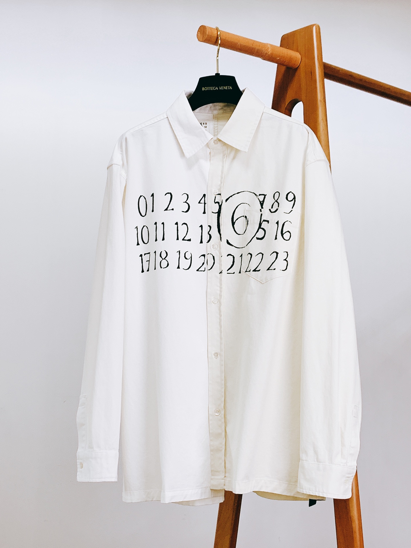 
Maison Margiela MM6 马丁马吉拉 2025FW早秋新品 
字母印花衬衫👔数字魅力与极
