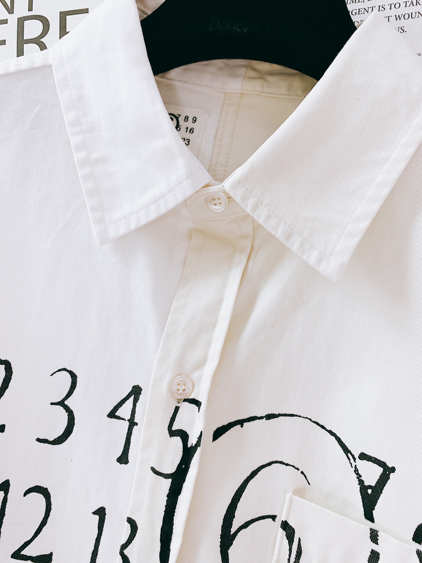 
Maison Margiela MM6 马丁马吉拉 2025FW早秋新品 
字母印花衬衫👔数字魅力与极