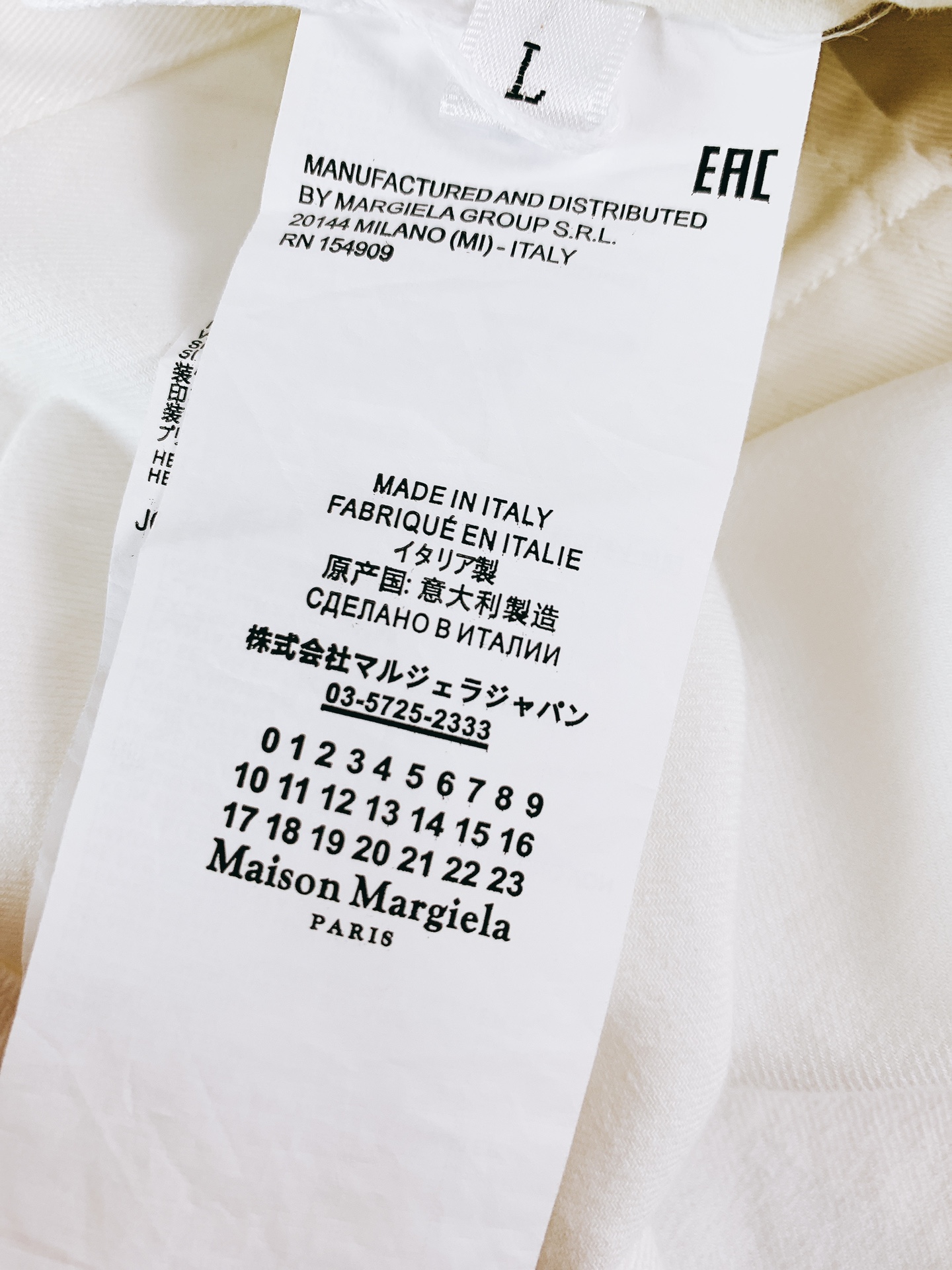 
Maison Margiela MM6 马丁马吉拉 2025FW早秋新品 
字母印花衬衫👔数字魅力与极