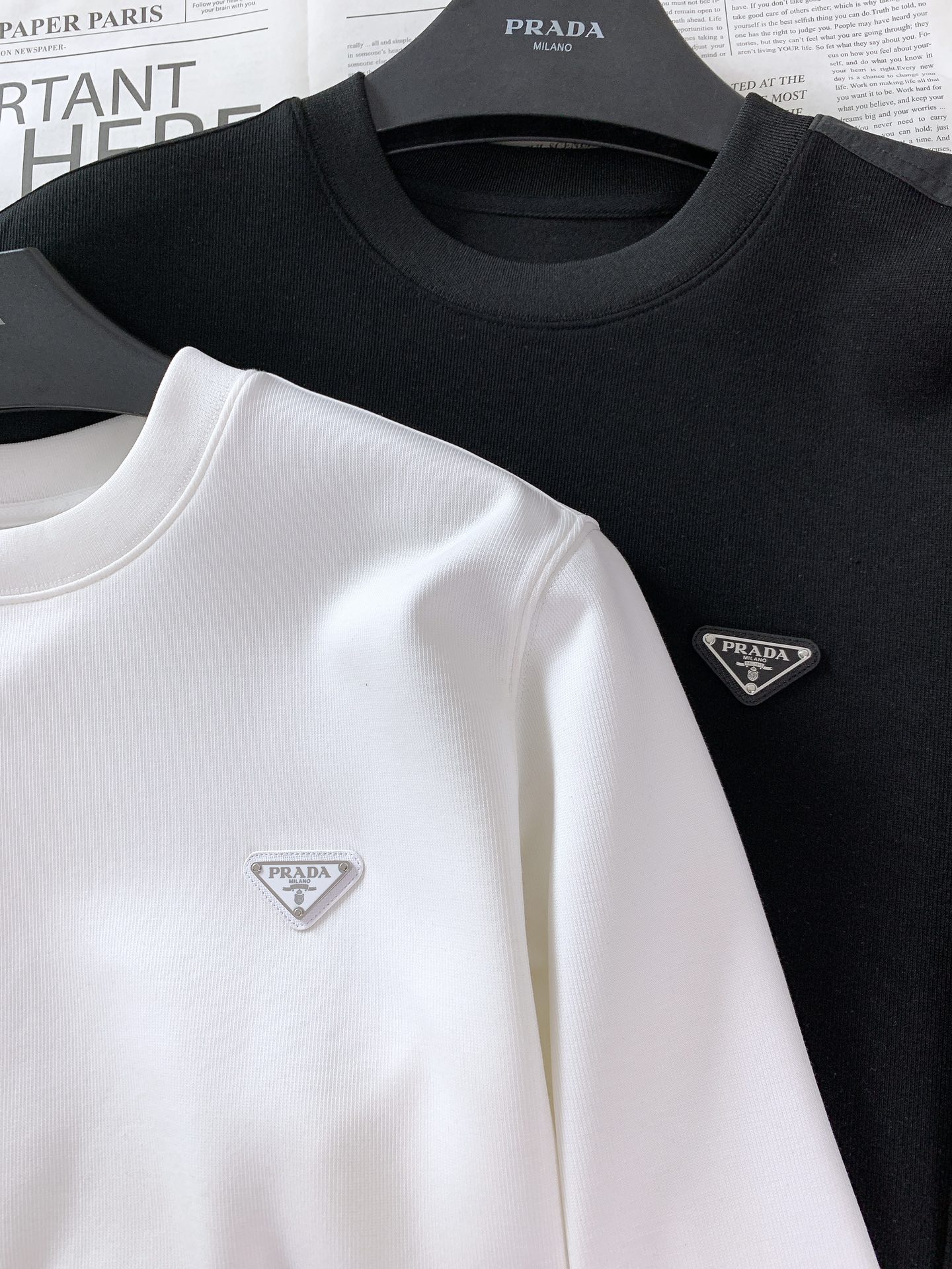 
Prada 普拉达 2025FW早秋新品
休闲套头卫衣。胸前那标志性的三角徽标，是品牌最具辨识度的符号