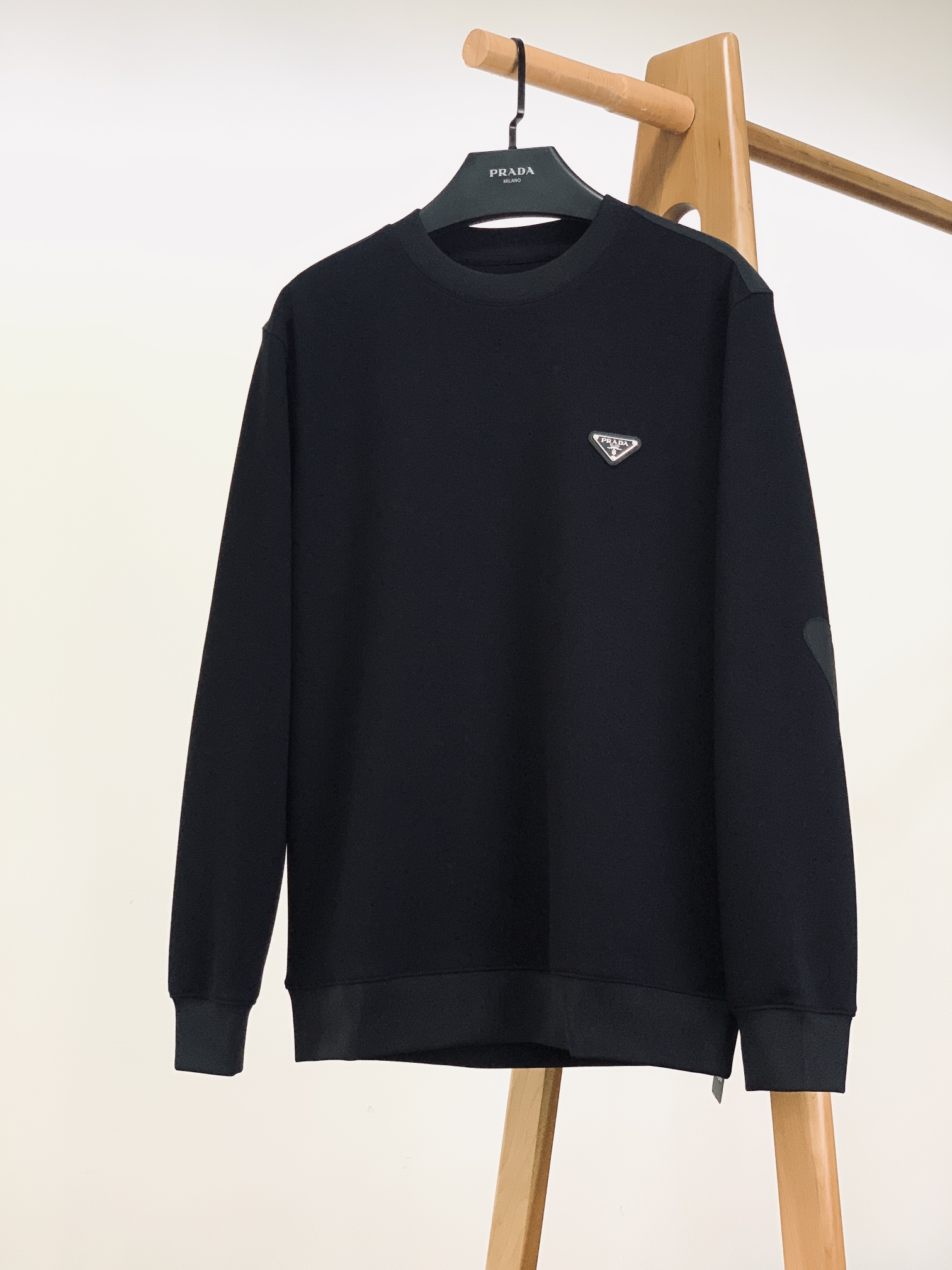 
Prada 普拉达 2025FW早秋新品
休闲套头卫衣。胸前那标志性的三角徽标，是品牌最具辨识度的符号