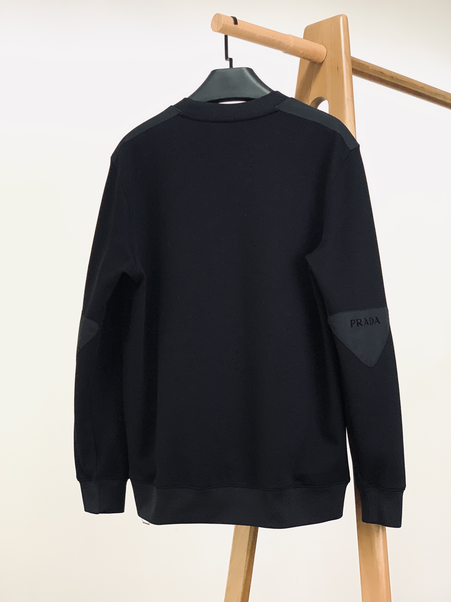 
Prada 普拉达 2025FW早秋新品
休闲套头卫衣。胸前那标志性的三角徽标，是品牌最具辨识度的符号