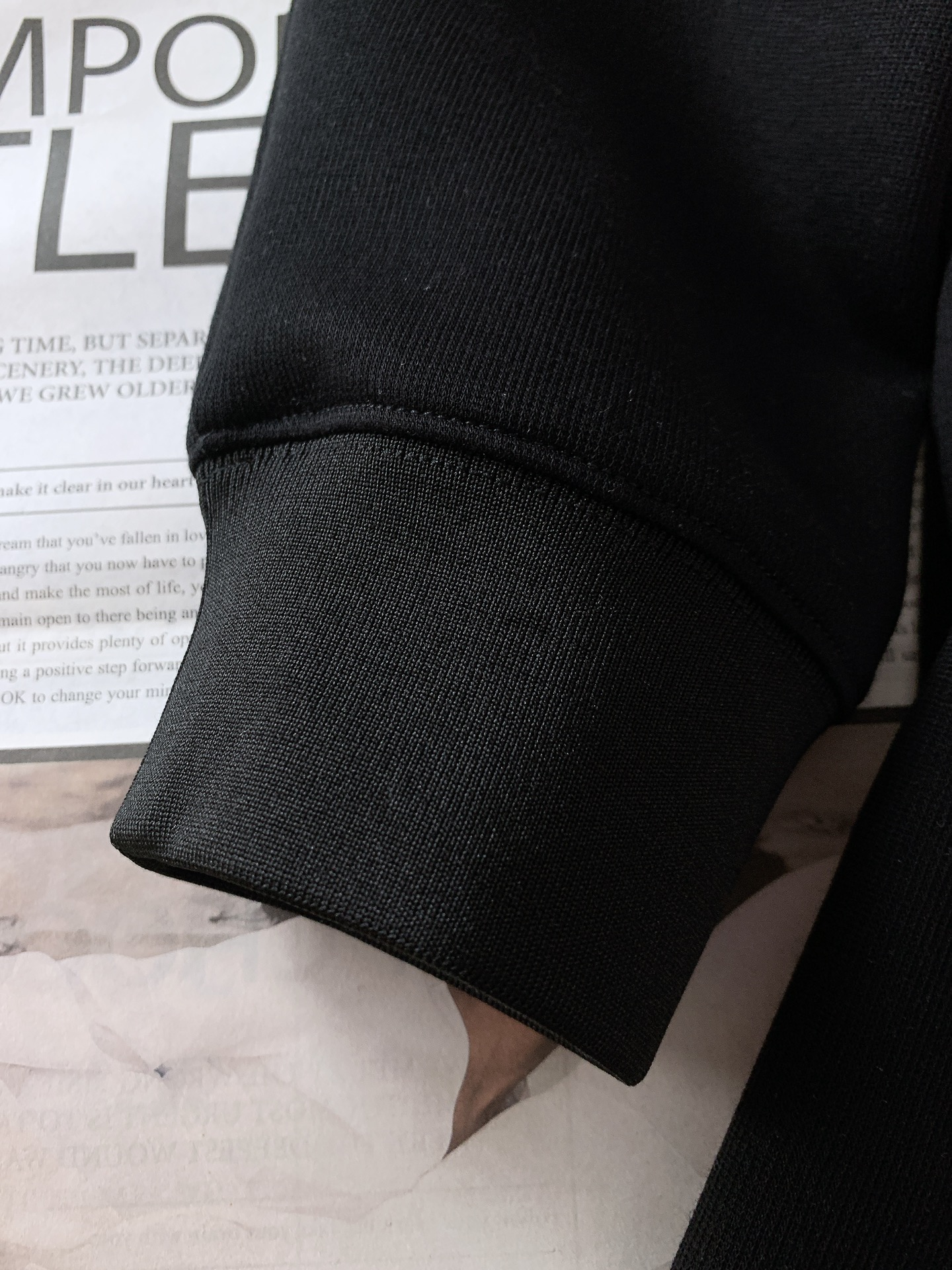 
Prada 普拉达 2025FW早秋新品
休闲套头卫衣。胸前那标志性的三角徽标，是品牌最具辨识度的符号