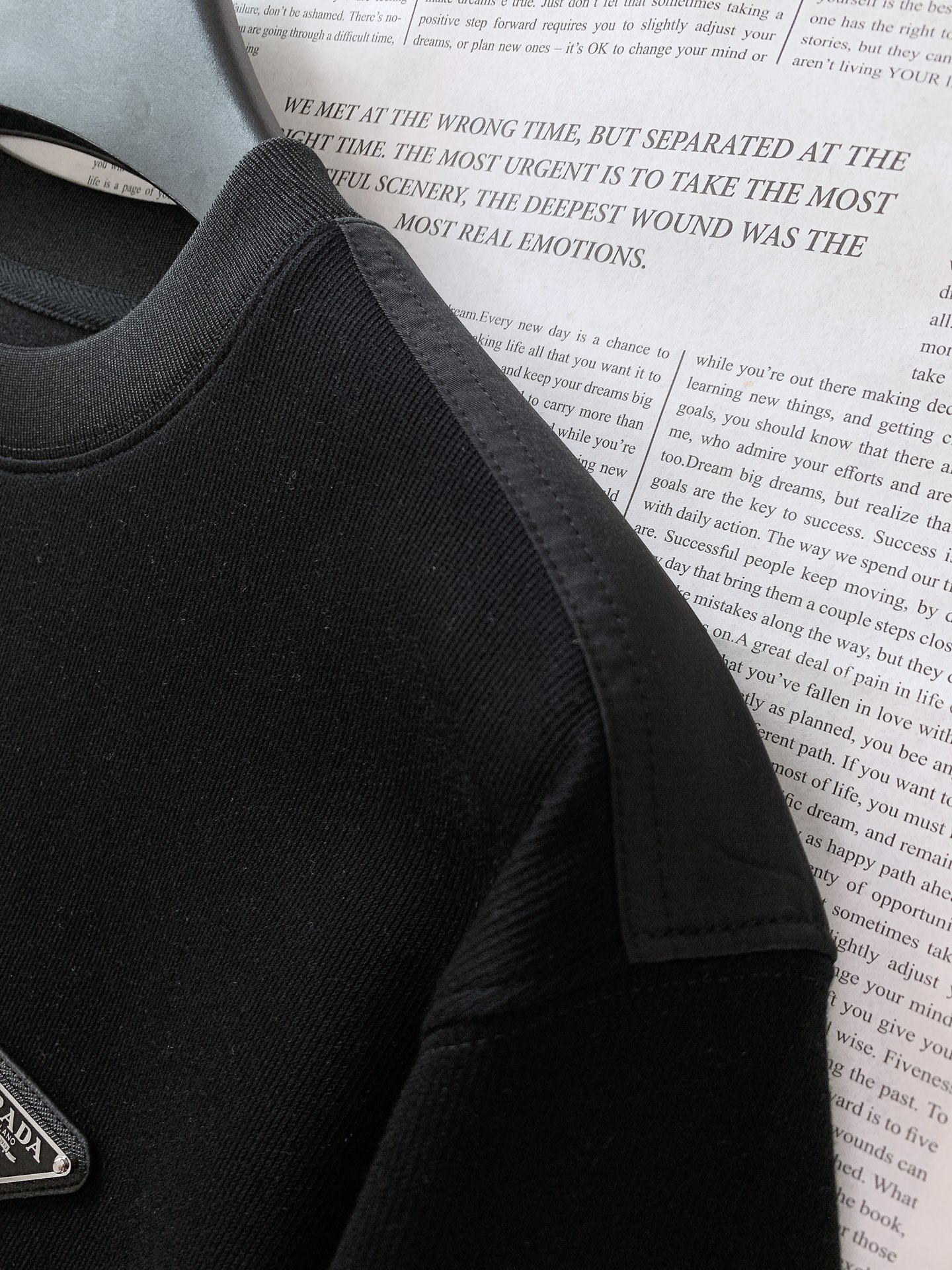 
Prada 普拉达 2025FW早秋新品
休闲套头卫衣。胸前那标志性的三角徽标，是品牌最具辨识度的符号