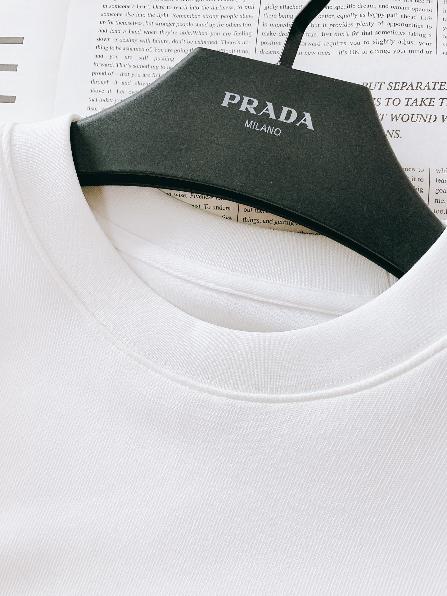 
Prada 普拉达 2025FW早秋新品
休闲套头卫衣。胸前那标志性的三角徽标，是品牌最具辨识度的符号