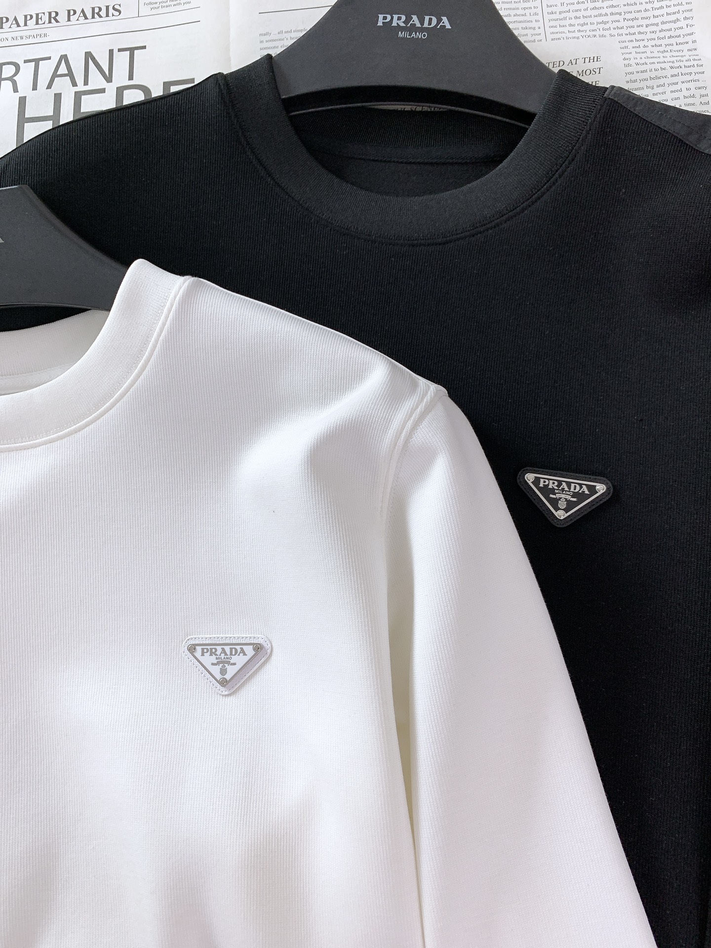 
Prada 普拉达 2025FW早秋新品
休闲套头卫衣。胸前那标志性的三角徽标，是品牌最具辨识度的符号