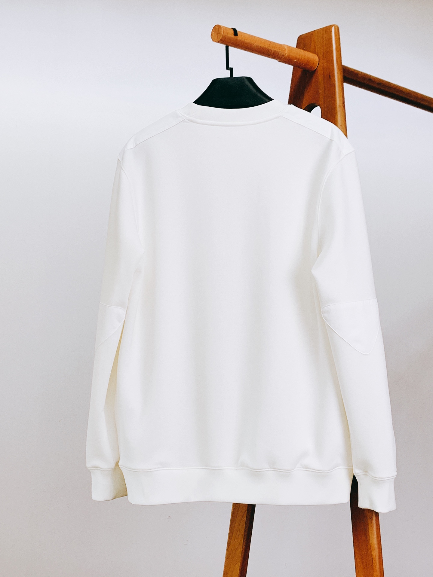 
Prada 普拉达 2025FW早秋新品
休闲套头卫衣。胸前那标志性的三角徽标，是品牌最具辨识度的符号