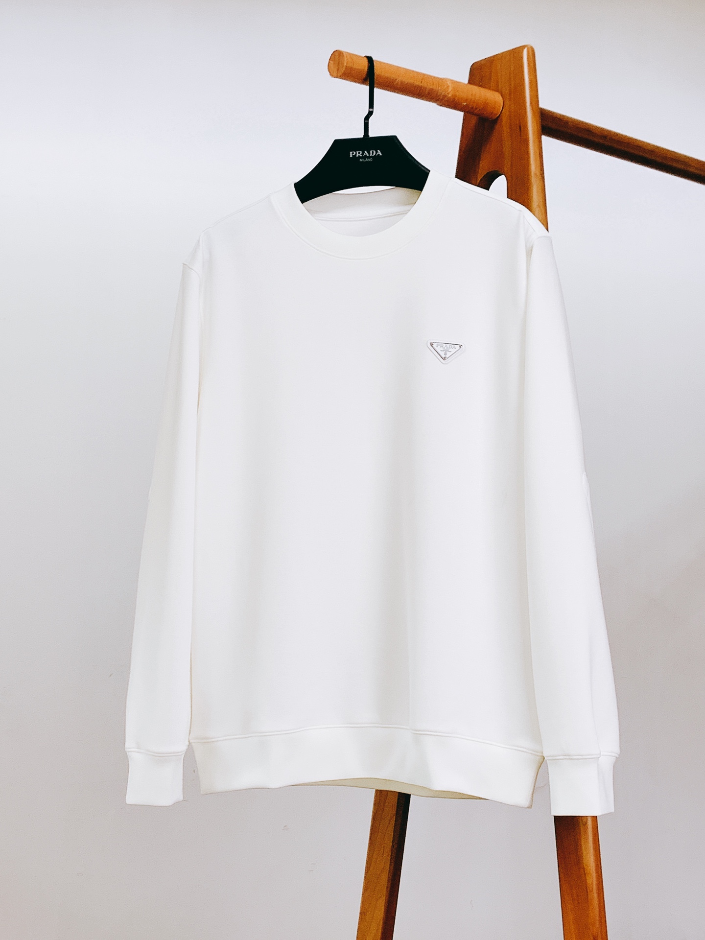 
Prada 普拉达 2025FW早秋新品
休闲套头卫衣。胸前那标志性的三角徽标，是品牌最具辨识度的符号