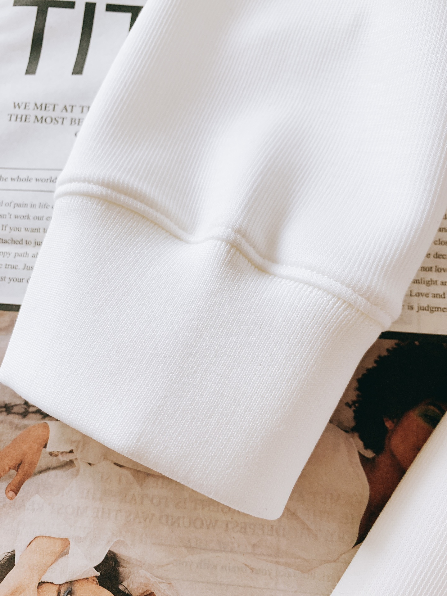 
Prada 普拉达 2025FW早秋新品
休闲套头卫衣。胸前那标志性的三角徽标，是品牌最具辨识度的符号