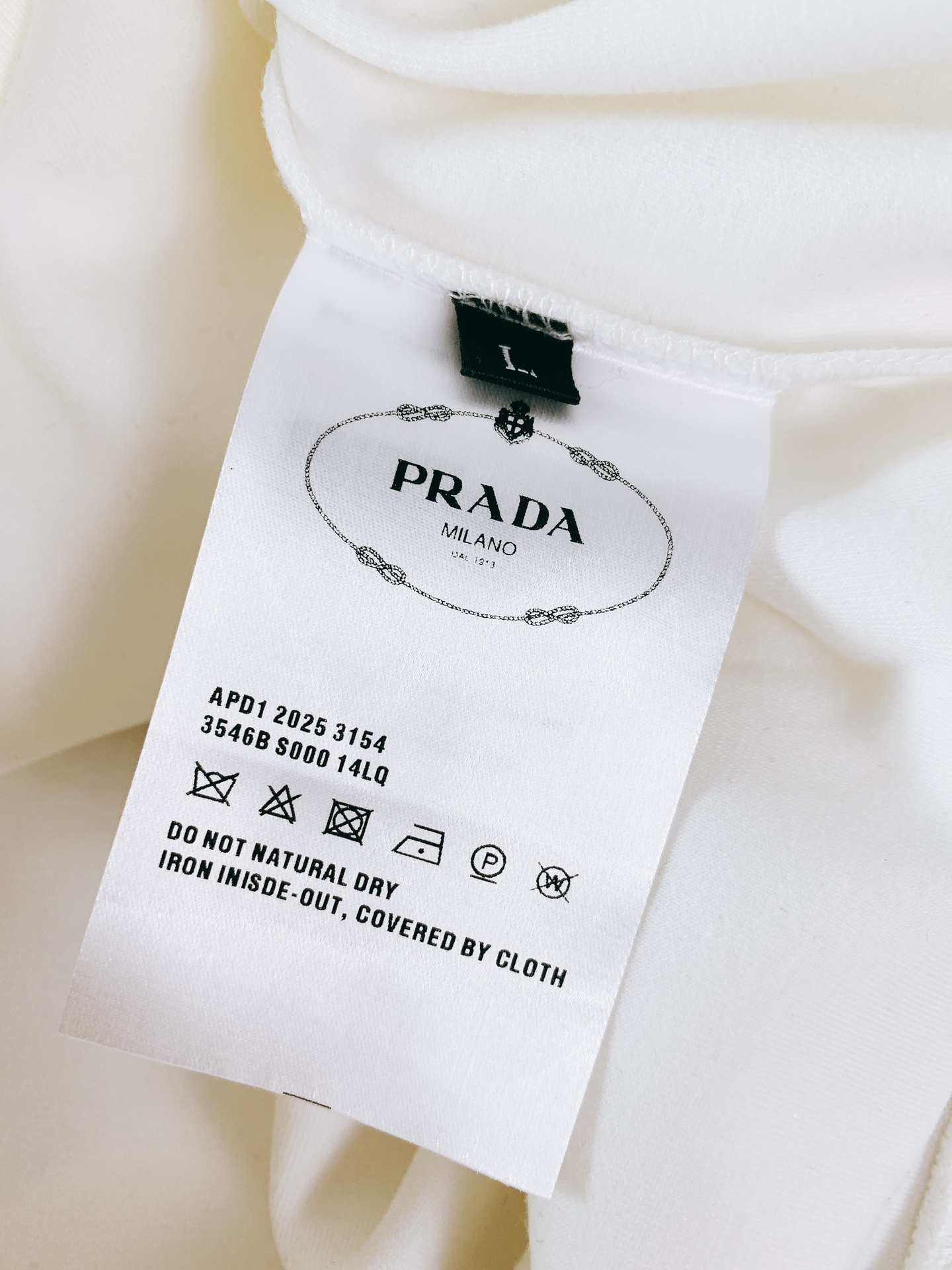 
Prada 普拉达 2025FW早秋新品
休闲套头卫衣。胸前那标志性的三角徽标，是品牌最具辨识度的符号