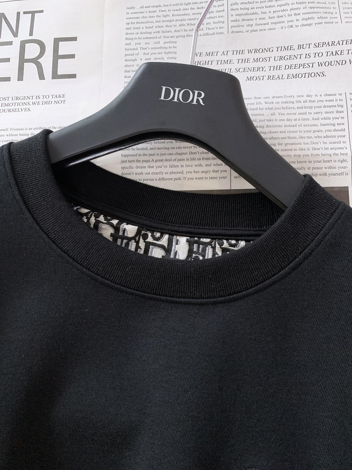 
Dior Homme 迪奥·桀傲 CD刺绣套头卫衣
采用全棉起绒布精心制作打造，胸前饰以同色调CD I