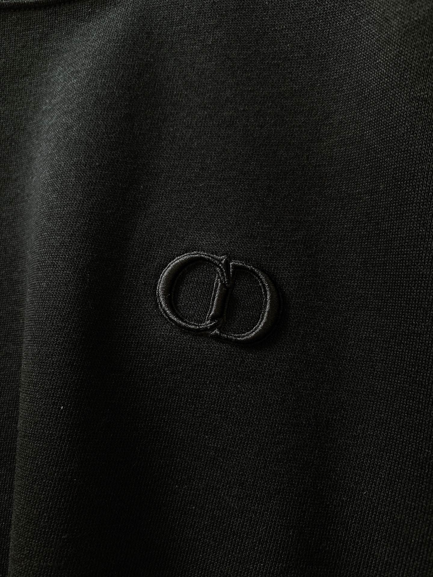 
Dior Homme 迪奥·桀傲 CD刺绣套头卫衣
采用全棉起绒布精心制作打造，胸前饰以同色调CD I