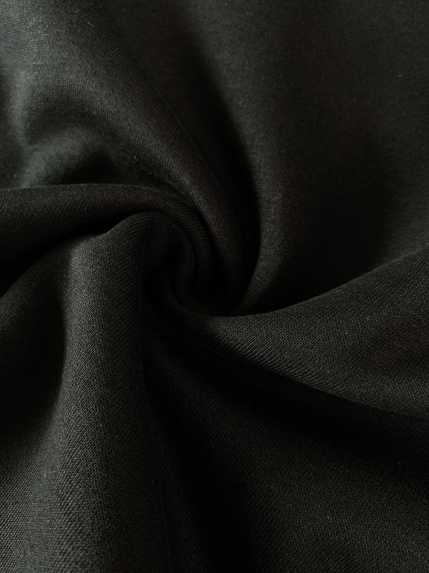 
Dior Homme 迪奥·桀傲 CD刺绣套头卫衣
采用全棉起绒布精心制作打造，胸前饰以同色调CD I