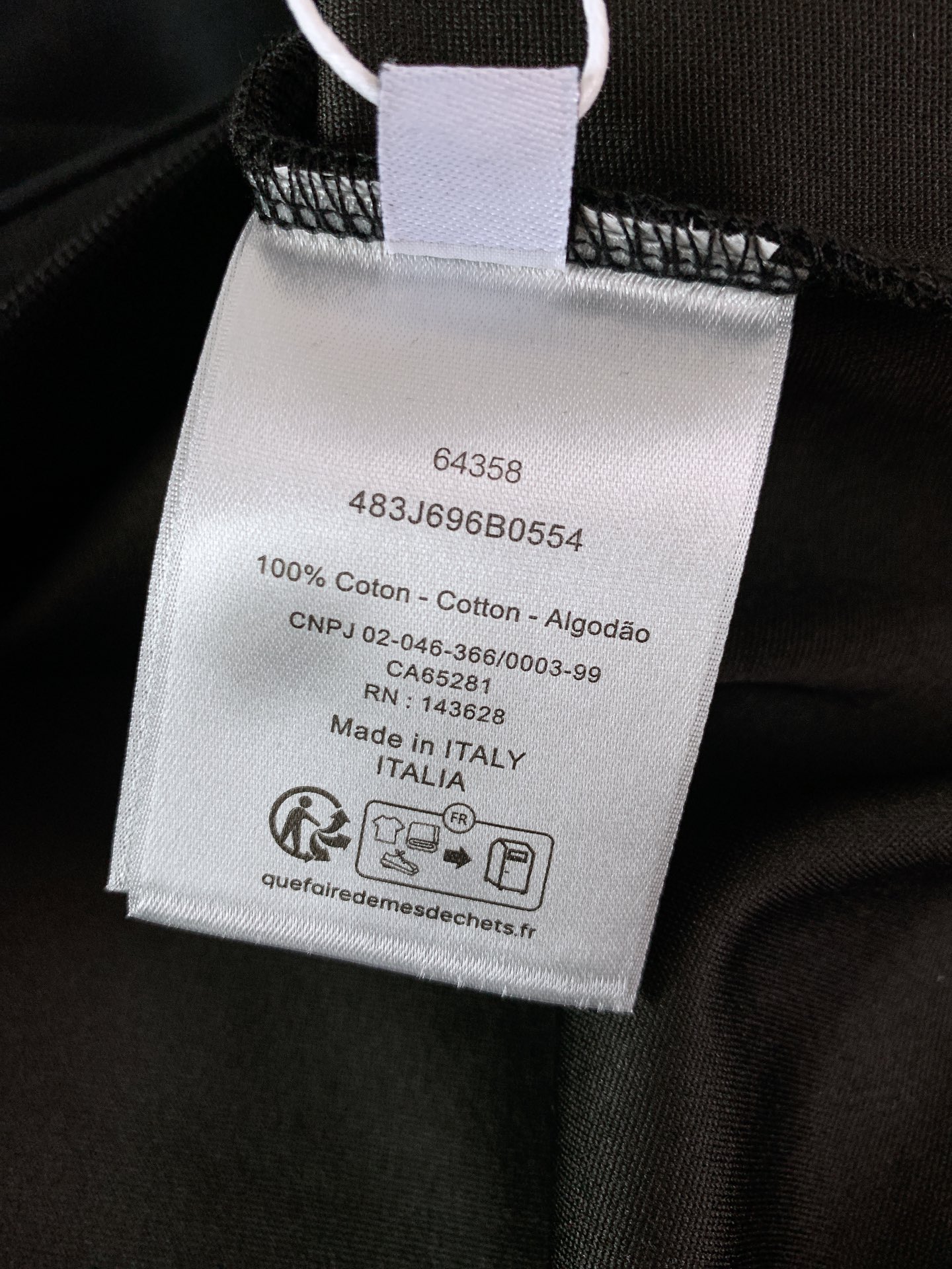 
Dior Homme 迪奥·桀傲 CD刺绣套头卫衣
采用全棉起绒布精心制作打造，胸前饰以同色调CD I