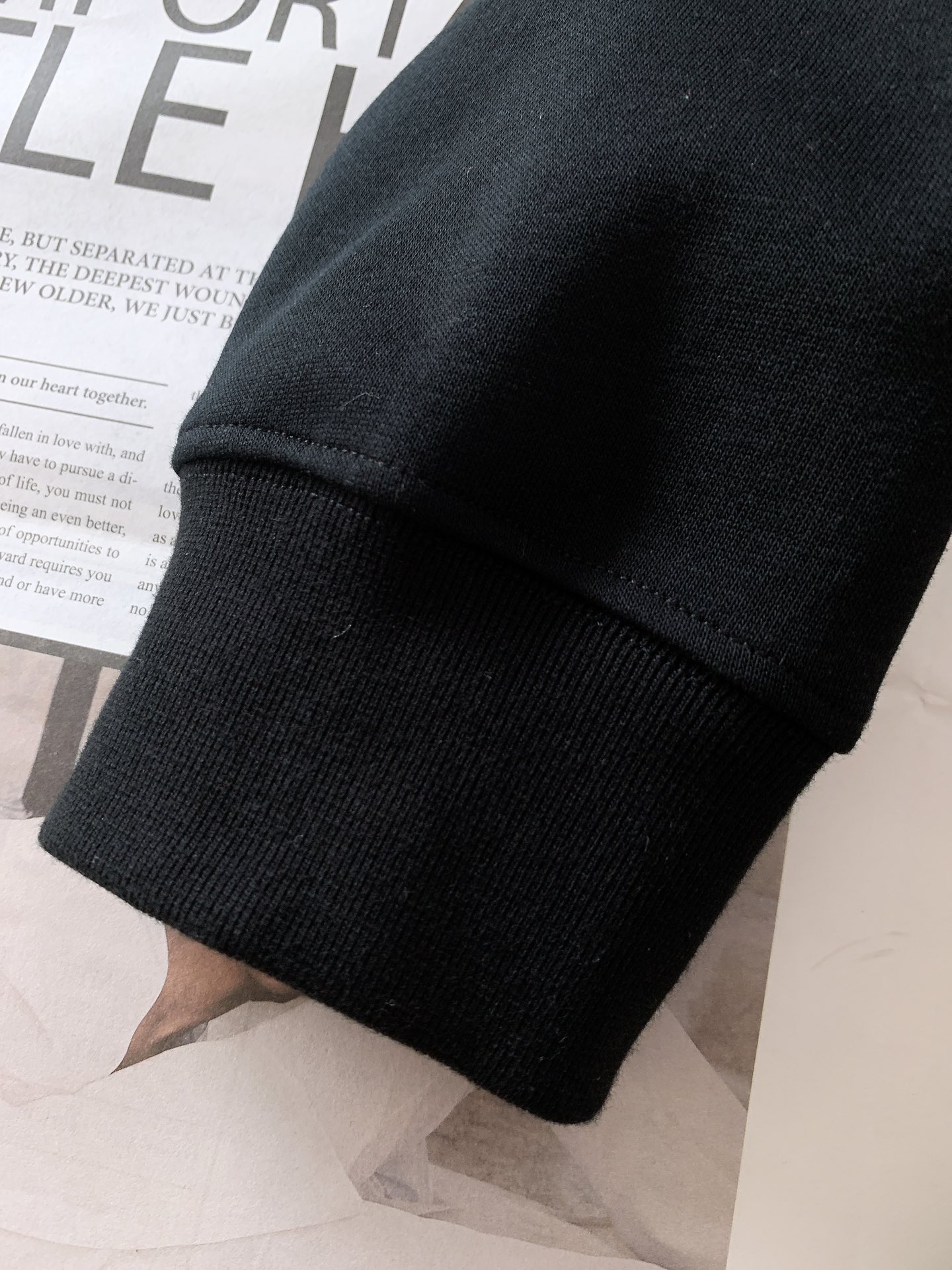 
Dior Homme 迪奥·桀傲 CD刺绣套头卫衣
采用全棉起绒布精心制作打造，胸前饰以同色调CD I