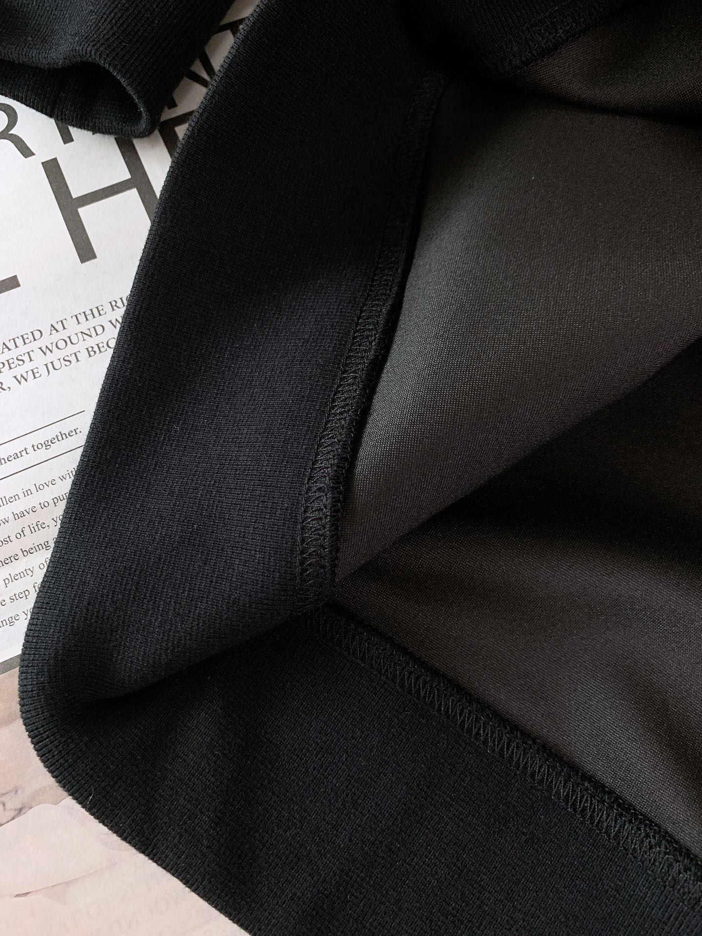 
Dior Homme 迪奥·桀傲 CD刺绣套头卫衣
采用全棉起绒布精心制作打造，胸前饰以同色调CD I