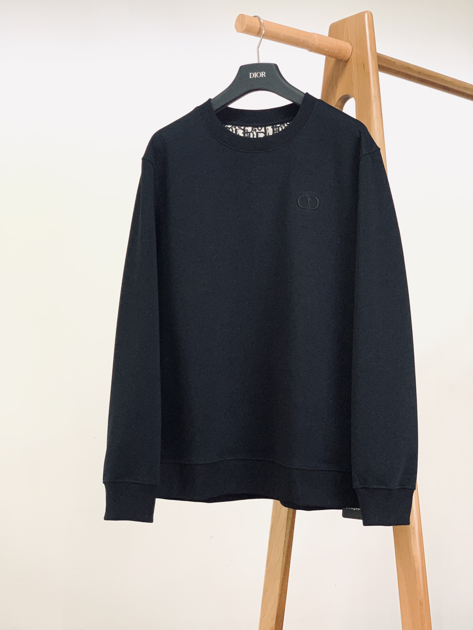 
Dior Homme 迪奥·桀傲 CD刺绣套头卫衣
采用全棉起绒布精心制作打造，胸前饰以同色调CD I