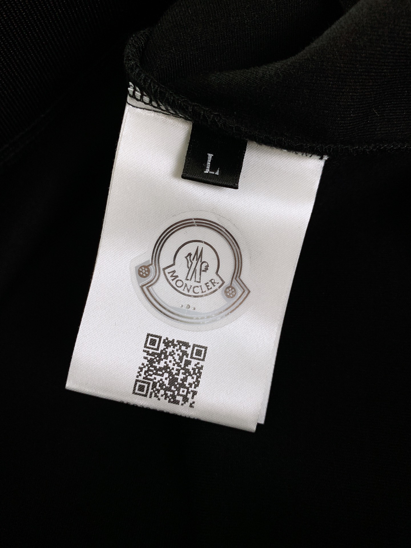 
Moncler 蒙口 2025FW早秋新品 
休闲套头卫衣。胸前标志性的品牌标识贴片，简约的线条勾勒出