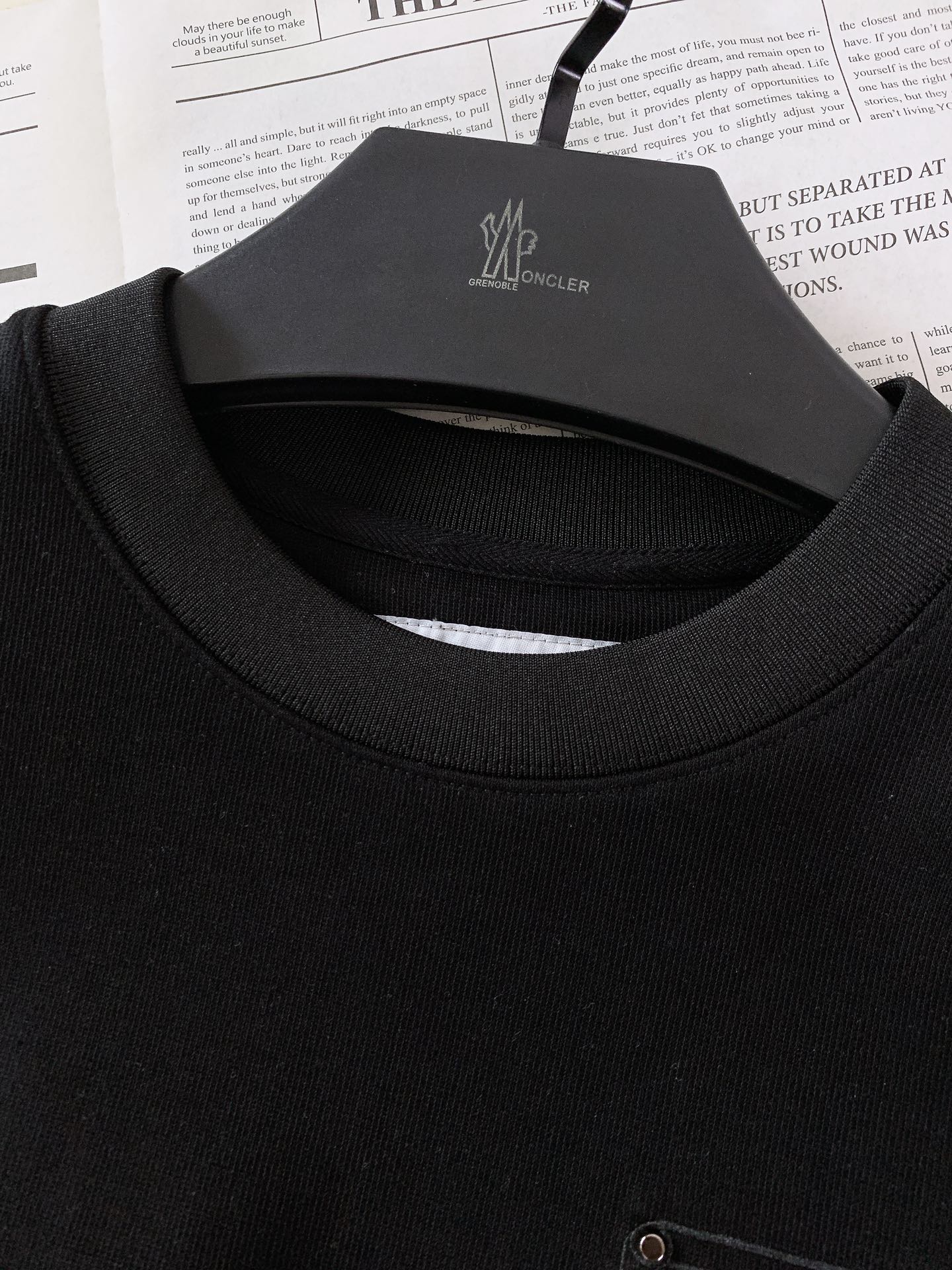 
Moncler 蒙口 2025FW早秋新品 
休闲套头卫衣。胸前标志性的品牌标识贴片，简约的线条勾勒出