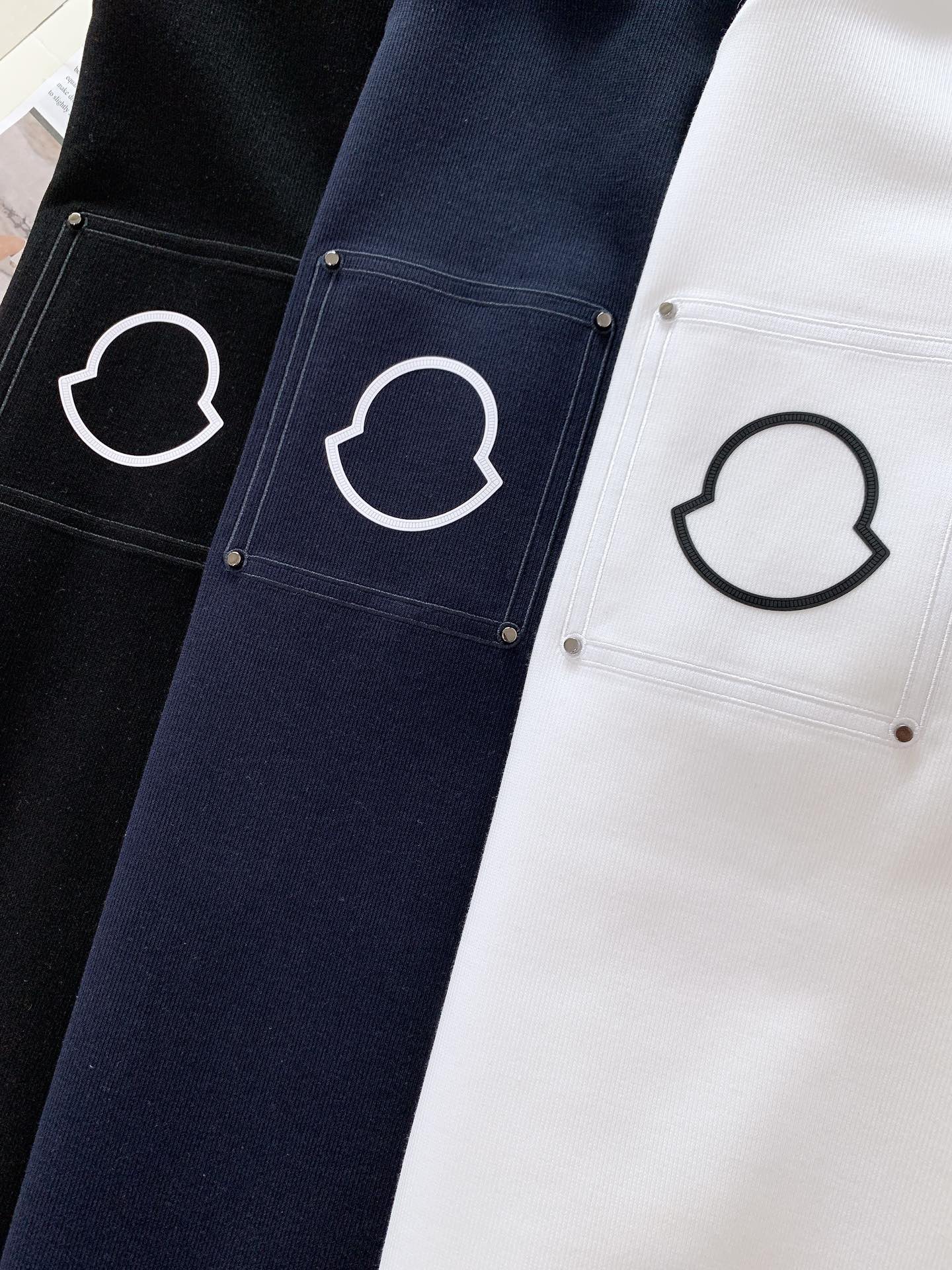 
Moncler 蒙口 2025FW早秋新品 
休闲套头卫衣。胸前标志性的品牌标识贴片，简约的线条勾勒出