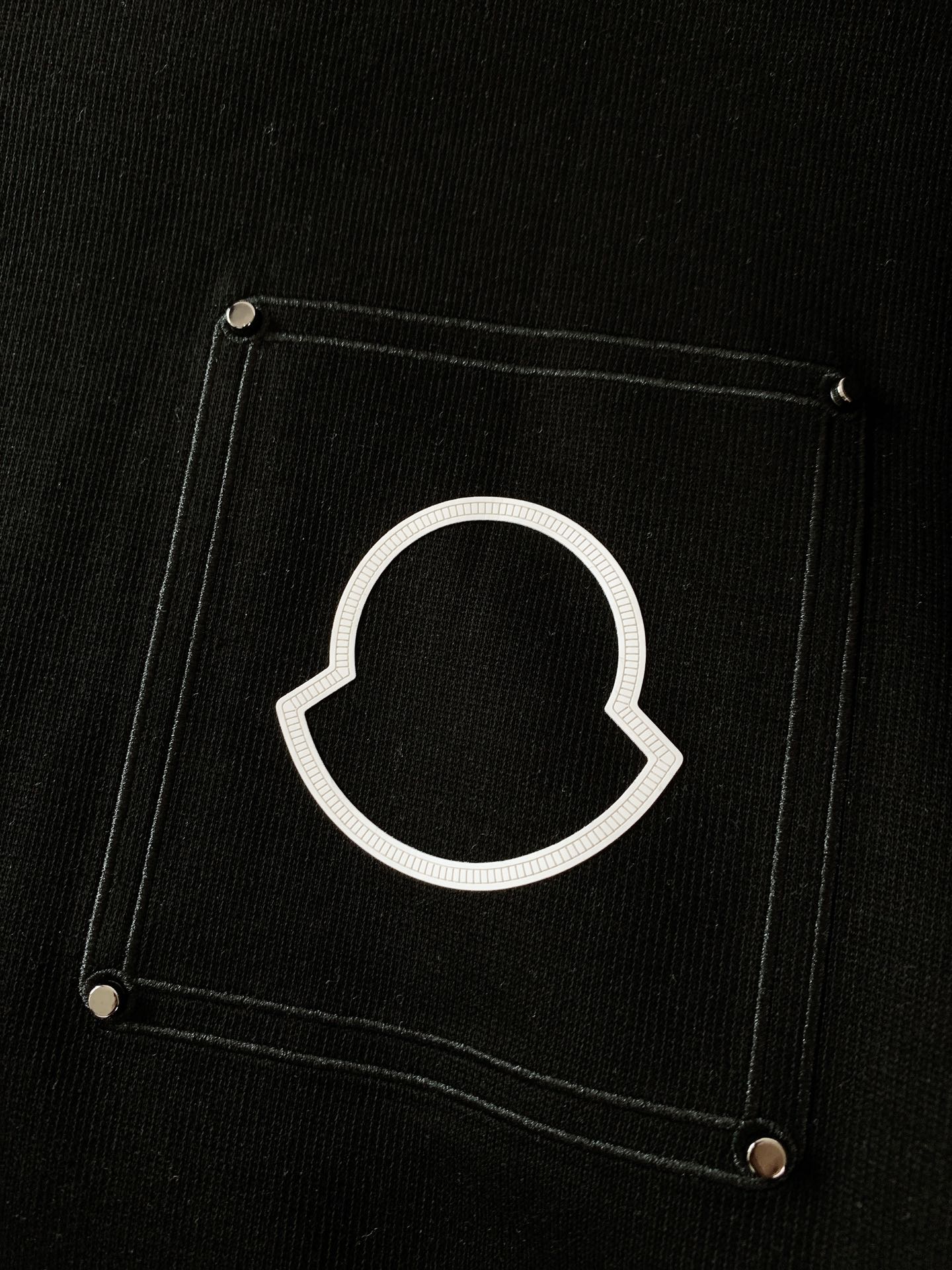 
Moncler 蒙口 2025FW早秋新品 
休闲套头卫衣。胸前标志性的品牌标识贴片，简约的线条勾勒出