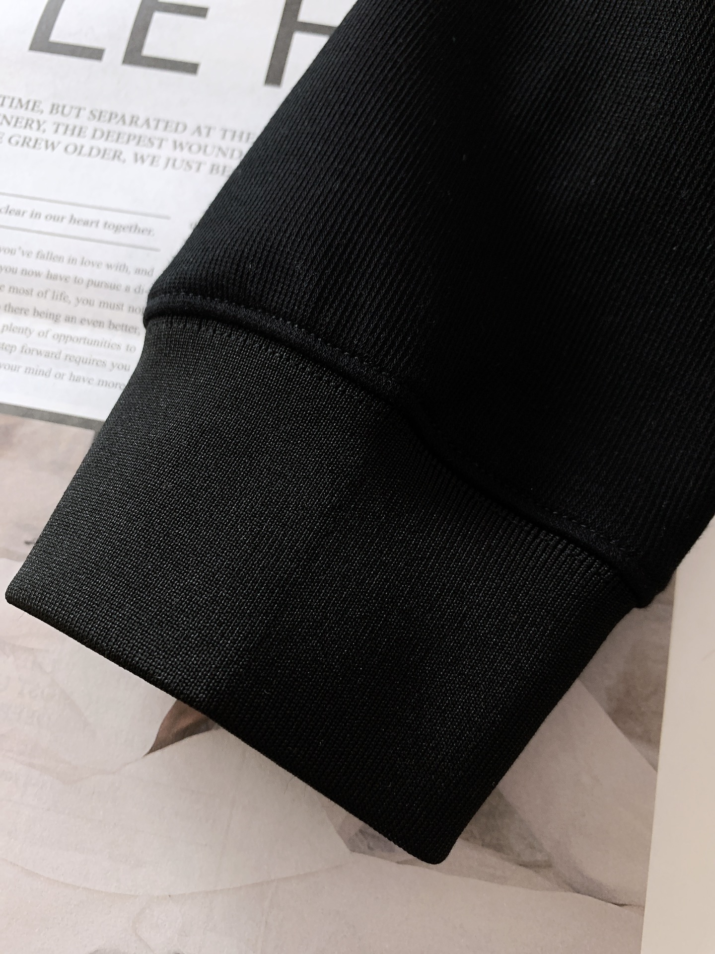 
Moncler 蒙口 2025FW早秋新品 
休闲套头卫衣。胸前标志性的品牌标识贴片，简约的线条勾勒出