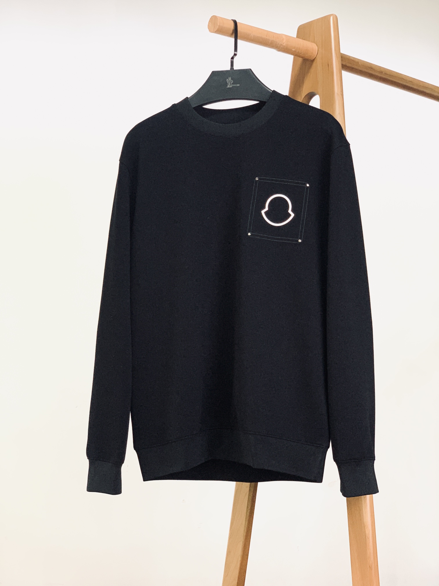 
Moncler 蒙口 2025FW早秋新品 
休闲套头卫衣。胸前标志性的品牌标识贴片，简约的线条勾勒出