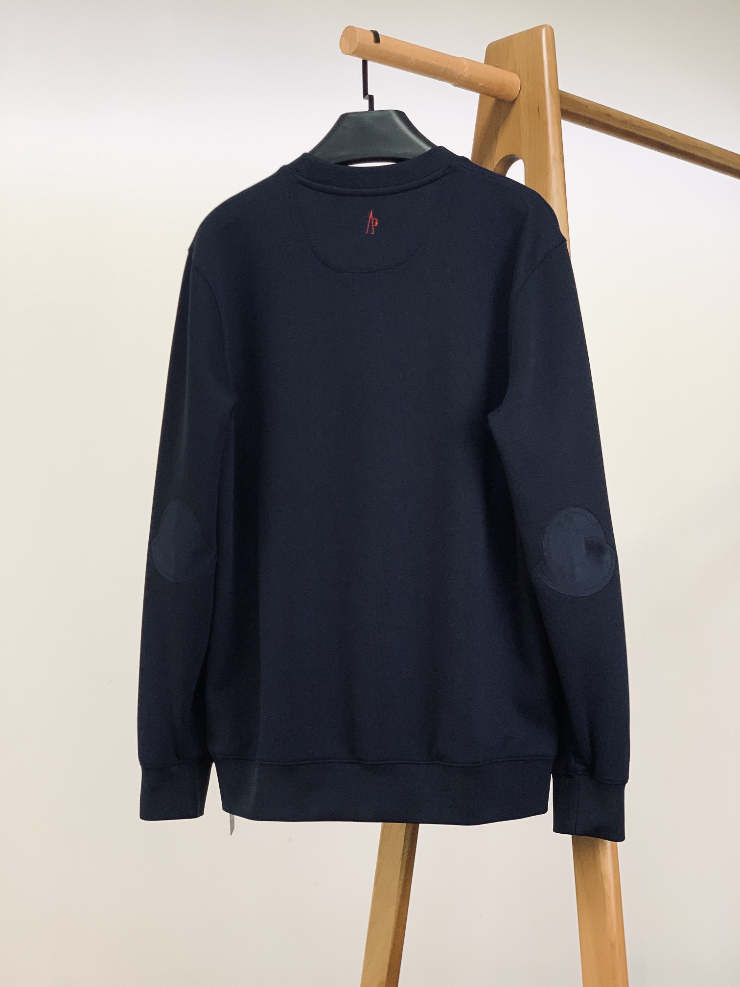 
Moncler 蒙口 2025FW早秋新品 
休闲套头卫衣。胸前标志性的品牌标识贴片，简约的线条勾勒出